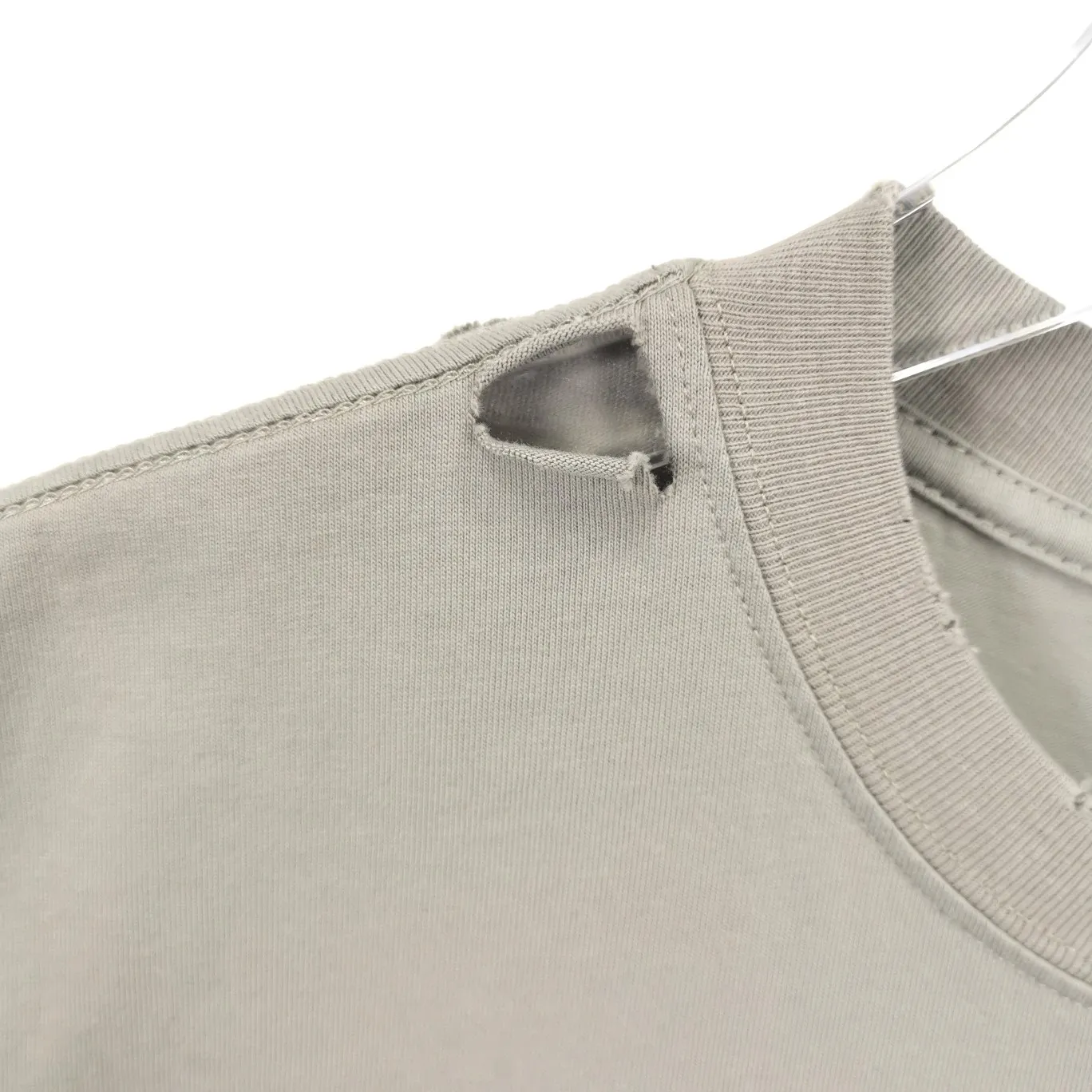 [New arrival] Top tested version Balenciaga 22S early spring new style fashion hole phantom mosaic loose short-sleeved T-shirt with blurred letters for men and women. Customized original version of 260g 32-count double-ply fabric. The fabric density is extremely high. The chest is printed with digital direct injection, which has a blurred mathematical pattern dizzy effect. It restores the hazy gradient phantom printing of the English "Balenciaga" on the chest without any difference. The intercalated gray is a yarn-dyed fabric, and the yarn is dyed first and then woven. Feel free to compare.  The fabric necklines are all artificially drilled and distressed by hand. There are laser holes on the chest and back to ensure that the fabric will not wrinkle or deform when holes are made.  Size: XS-L P: 260
