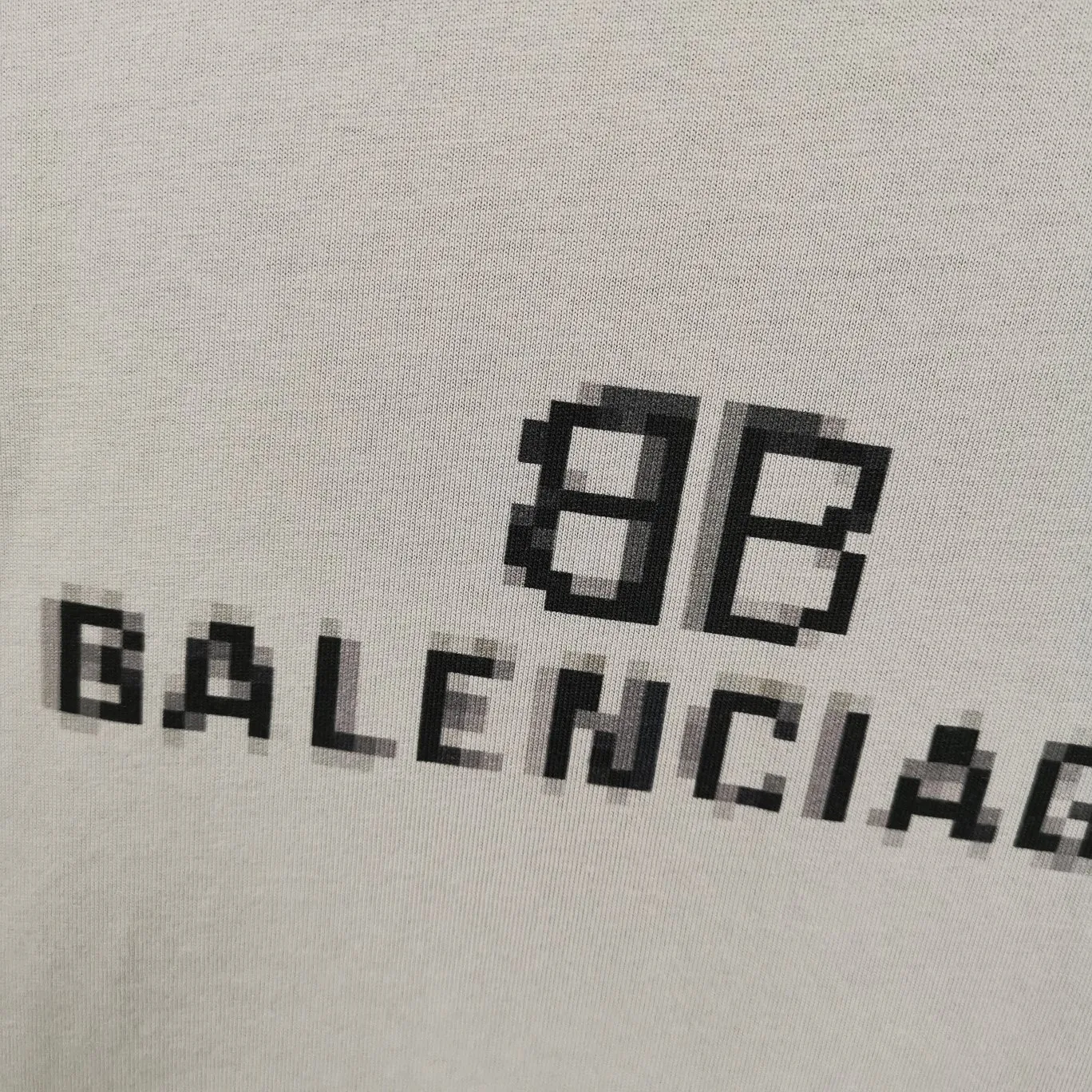 [New arrival] Top tested version Balenciaga 22S early spring new style fashion hole phantom mosaic loose short-sleeved T-shirt with blurred letters for men and women. Customized original version of 260g 32-count double-ply fabric. The fabric density is extremely high. The chest is printed with digital direct injection, which has a blurred mathematical pattern dizzy effect. It restores the hazy gradient phantom printing of the English "Balenciaga" on the chest without any difference. The intercalated gray is a yarn-dyed fabric, and the yarn is dyed first and then woven. Feel free to compare.  The fabric necklines are all artificially drilled and distressed by hand. There are laser holes on the chest and back to ensure that the fabric will not wrinkle or deform when holes are made.  Size: XS-L P: 260