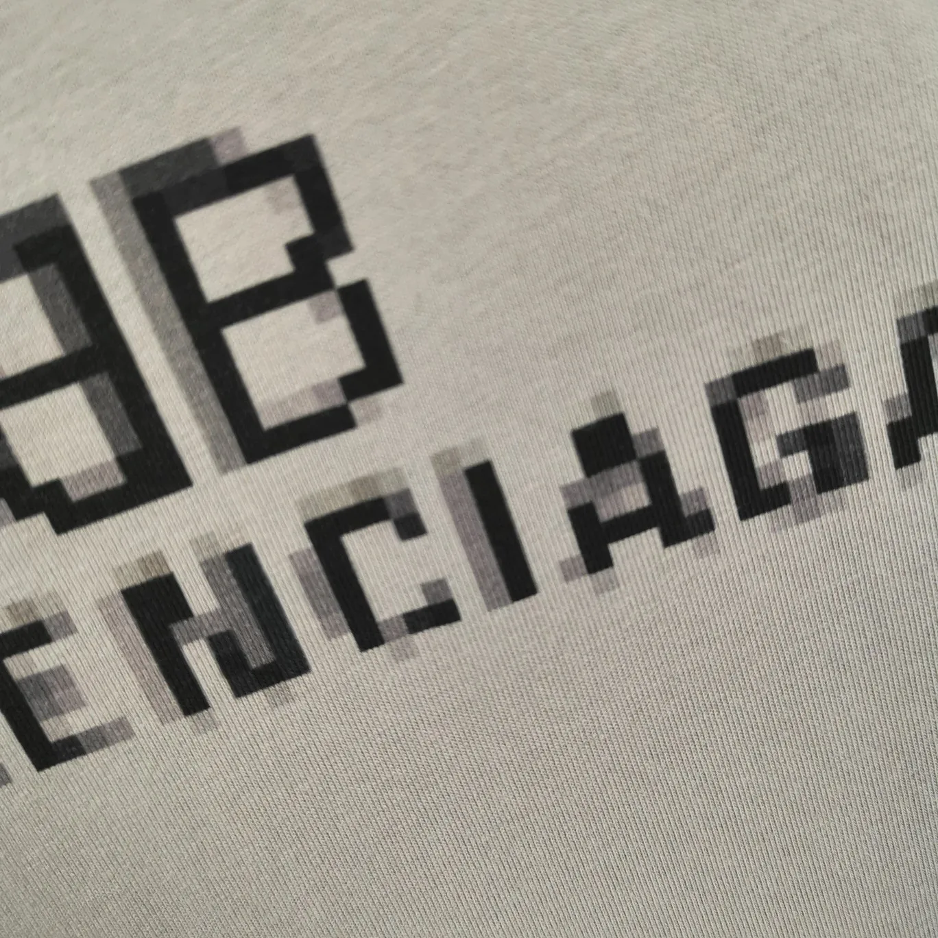 [New arrival] Top tested version Balenciaga 22S early spring new style fashion hole phantom mosaic loose short-sleeved T-shirt with blurred letters for men and women. Customized original version of 260g 32-count double-ply fabric. The fabric density is extremely high. The chest is printed with digital direct injection, which has a blurred mathematical pattern dizzy effect. It restores the hazy gradient phantom printing of the English "Balenciaga" on the chest without any difference. The intercalated gray is a yarn-dyed fabric, and the yarn is dyed first and then woven. Feel free to compare.  The fabric necklines are all artificially drilled and distressed by hand. There are laser holes on the chest and back to ensure that the fabric will not wrinkle or deform when holes are made.  Size: XS-L P: 260