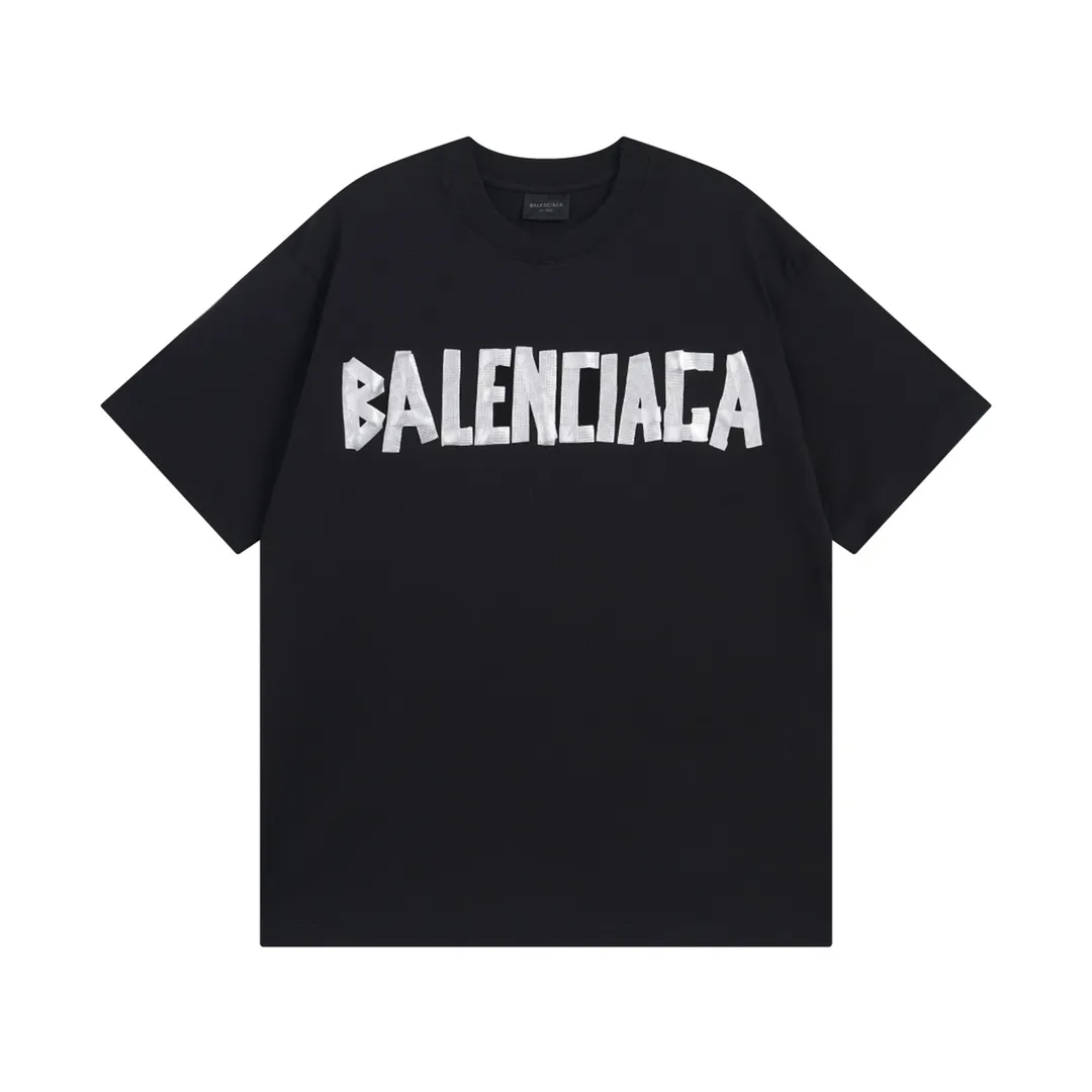🅿️194 Detailed picture [Top version. Official website quality] BALENCI*GA/Paris. 24ss latest classic model. Tape pulp printing. Ready-to-wear washed and frayed short-sleeved T-shirt. Brick cabinet synchronization. The fabric is made of Paris ZP custom-woven and dyed 100% cotton double yarn compact cotton. The weight is 260 grams, the cloth surface is clean. The cloth pattern is clear, soft and comfortable, and the thread is dyed with no color difference. The classic pattern is printed with environmentally friendly imported materials, and the tape pattern is glued. The letters are clear and the effect is three-dimensional. Restored brick cabinet. The garments were washed and aged, and polished by many hands. Produced by ultra-heavy craftsmanship, the market currency is very different, welcome to compare. The version adopts OS loose shoulder design. The same style for men and women. Code: BL223383 Color: black blue, plum red, khaki Size: XS S M L