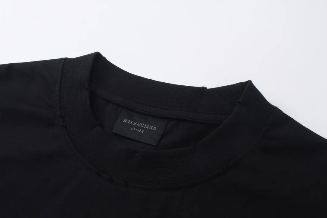 🅿️194 Detailed picture [Top version. Official website quality] BALENCI*GA/Paris. 24ss latest classic model. Tape pulp printing. Ready-to-wear washed and frayed short-sleeved T-shirt. Brick cabinet synchronization. The fabric is made of Paris ZP custom-woven and dyed 100% cotton double yarn compact cotton. The weight is 260 grams, the cloth surface is clean. The cloth pattern is clear, soft and comfortable, and the thread is dyed with no color difference. The classic pattern is printed with environmentally friendly imported materials, and the tape pattern is glued. The letters are clear and the effect is three-dimensional. Restored brick cabinet. The garments were washed and aged, and polished by many hands. Produced by ultra-heavy craftsmanship, the market currency is very different, welcome to compare. The version adopts OS loose shoulder design. The same style for men and women. Code: BL223383 Color: black blue, plum red, khaki Size: XS S M L