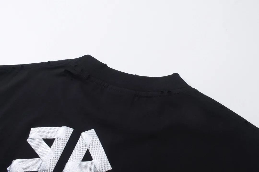 🅿️194 Detailed picture [Top version. Official website quality] BALENCI*GA/Paris. 24ss latest classic model. Tape pulp printing. Ready-to-wear washed and frayed short-sleeved T-shirt. Brick cabinet synchronization. The fabric is made of Paris ZP custom-woven and dyed 100% cotton double yarn compact cotton. The weight is 260 grams, the cloth surface is clean. The cloth pattern is clear, soft and comfortable, and the thread is dyed with no color difference. The classic pattern is printed with environmentally friendly imported materials, and the tape pattern is glued. The letters are clear and the effect is three-dimensional. Restored brick cabinet. The garments were washed and aged, and polished by many hands. Produced by ultra-heavy craftsmanship, the market currency is very different, welcome to compare. The version adopts OS loose shoulder design. The same style for men and women. Code: BL223383 Color: black blue, plum red, khaki Size: XS S M L