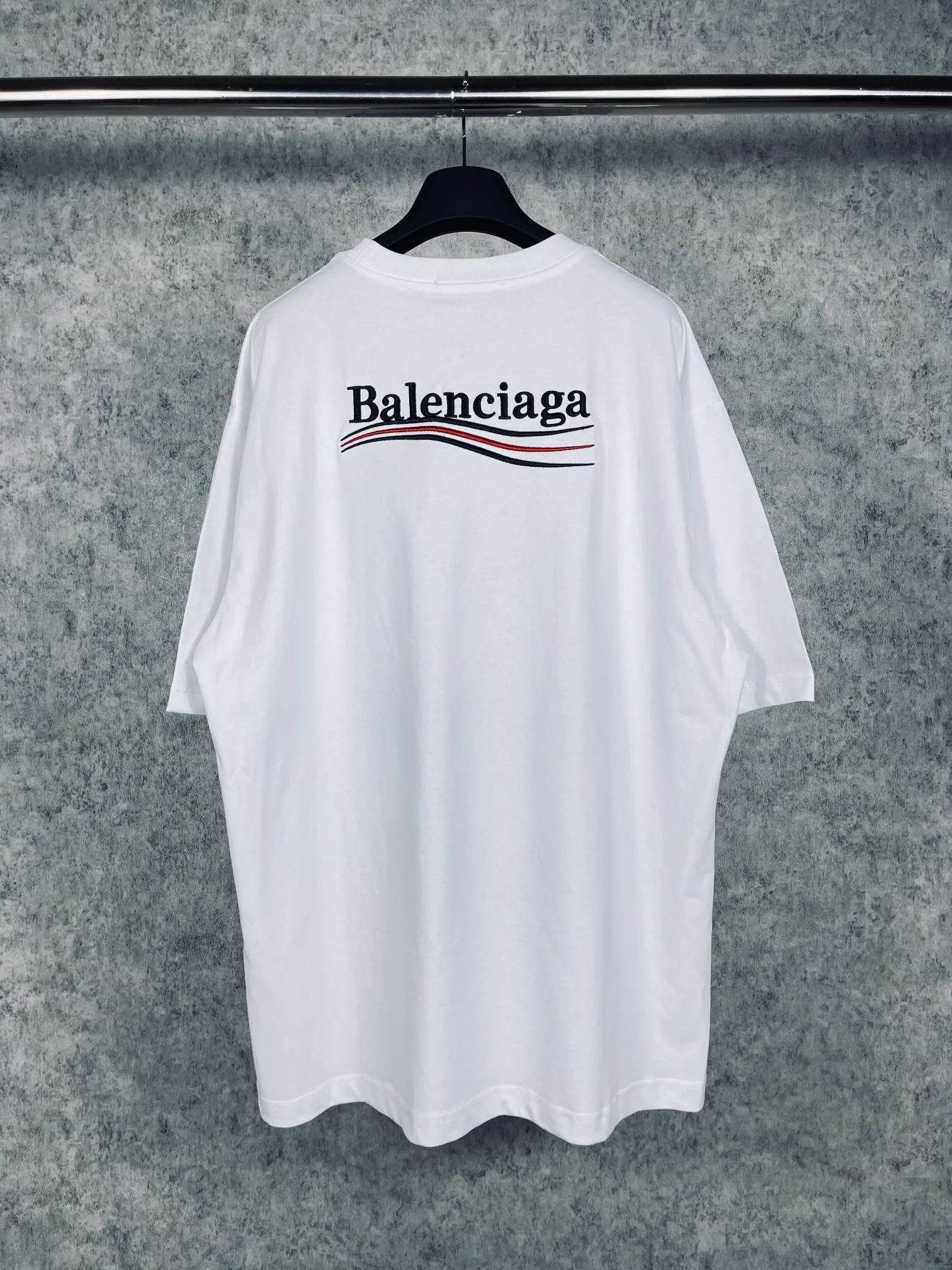 🅿️166 Real photos [Top version. Official website quality] BALENCI*GA/Paris#Classic.Coke embroidered short-sleeved T-shirt# The fabric is made of Paris ZP custom-woven and dyed cotton double yarn. Weighing 260 grams, the cloth surface is clean. The cloth pattern is clear, soft and comfortable. The threads are dyed with no color difference. The classic pattern embroidery uses an imported embroidery machine, and the embroidery thread color is embroidered according to the original color. It is produced according to the pictures in the special market. The letters are clear. The three-dimensional effect is strong. The version adopts the OS loose shoulder version. The same style for men and women. Coding: BL223028 Color: black. White. Dark gray. Brown. Light green. Purple. Off-white. Size: XS S M L