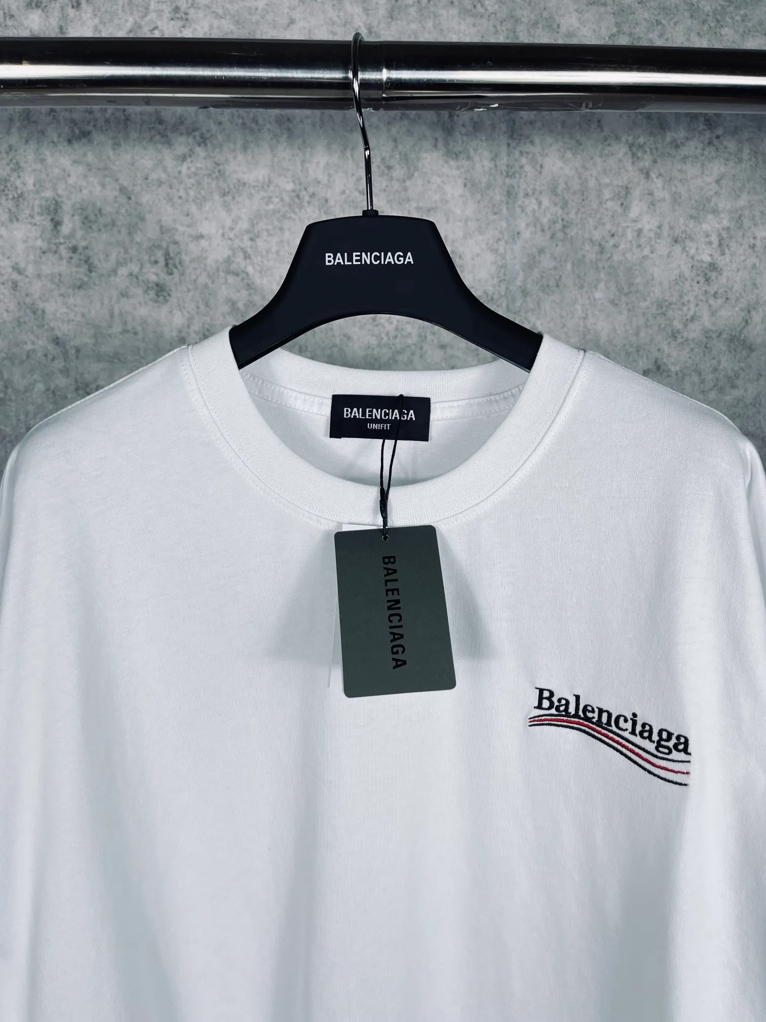 🅿️166 Real photos [Top version. Official website quality] BALENCI*GA/Paris#Classic.Coke embroidered short-sleeved T-shirt# The fabric is made of Paris ZP custom-woven and dyed cotton double yarn. Weighing 260 grams, the cloth surface is clean. The cloth pattern is clear, soft and comfortable. The threads are dyed with no color difference. The classic pattern embroidery uses an imported embroidery machine, and the embroidery thread color is embroidered according to the original color. It is produced according to the pictures in the special market. The letters are clear. The three-dimensional effect is strong. The version adopts the OS loose shoulder version. The same style for men and women. Coding: BL223028 Color: black. White. Dark gray. Brown. Light green. Purple. Off-white. Size: XS S M L