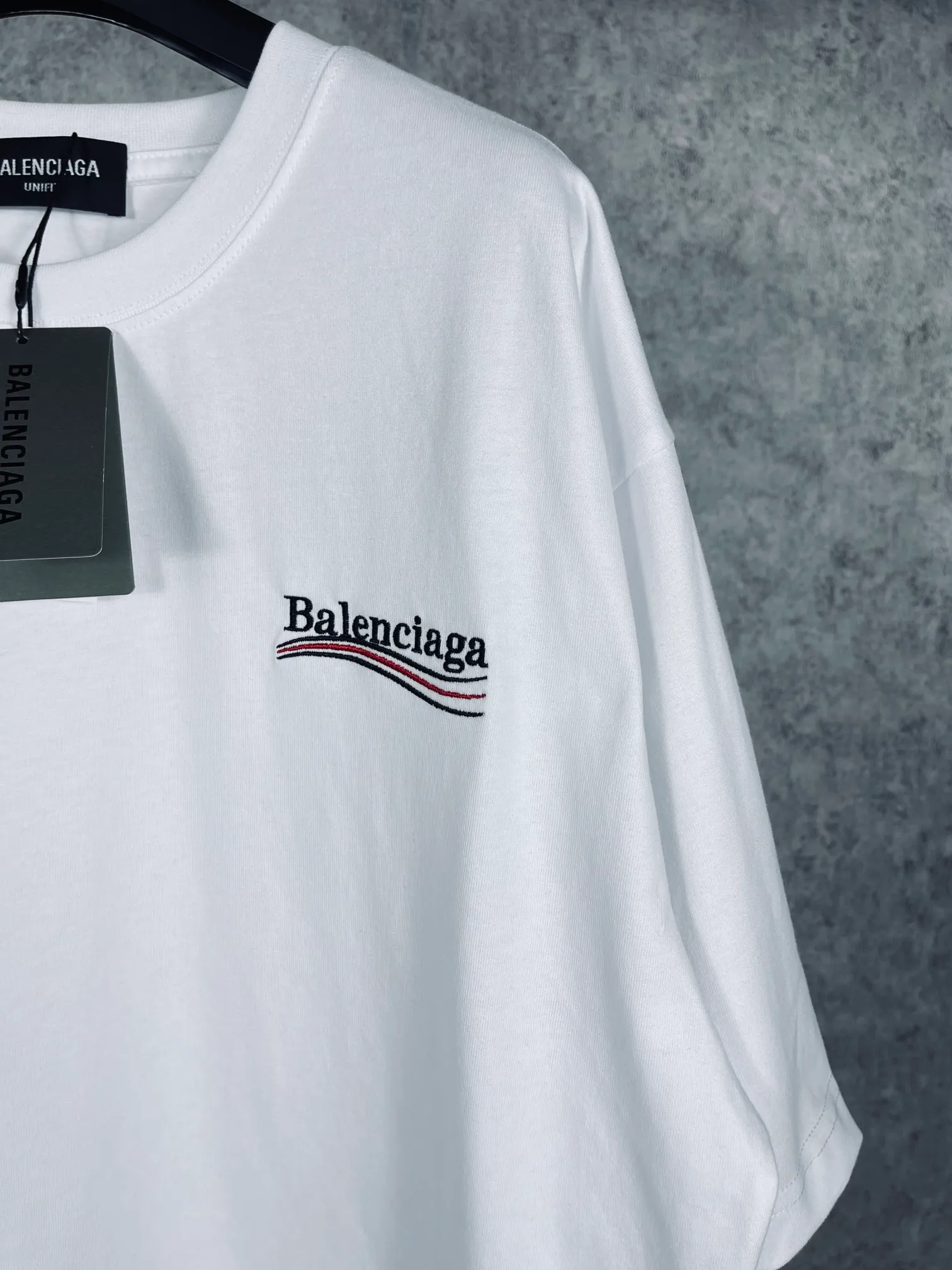🅿️166 Real photos [Top version. Official website quality] BALENCI*GA/Paris#Classic.Coke embroidered short-sleeved T-shirt# The fabric is made of Paris ZP custom-woven and dyed cotton double yarn. Weighing 260 grams, the cloth surface is clean. The cloth pattern is clear, soft and comfortable. The threads are dyed with no color difference. The classic pattern embroidery uses an imported embroidery machine, and the embroidery thread color is embroidered according to the original color. It is produced according to the pictures in the special market. The letters are clear. The three-dimensional effect is strong. The version adopts the OS loose shoulder version. The same style for men and women. Coding: BL223028 Color: black. White. Dark gray. Brown. Light green. Purple. Off-white. Size: XS S M L