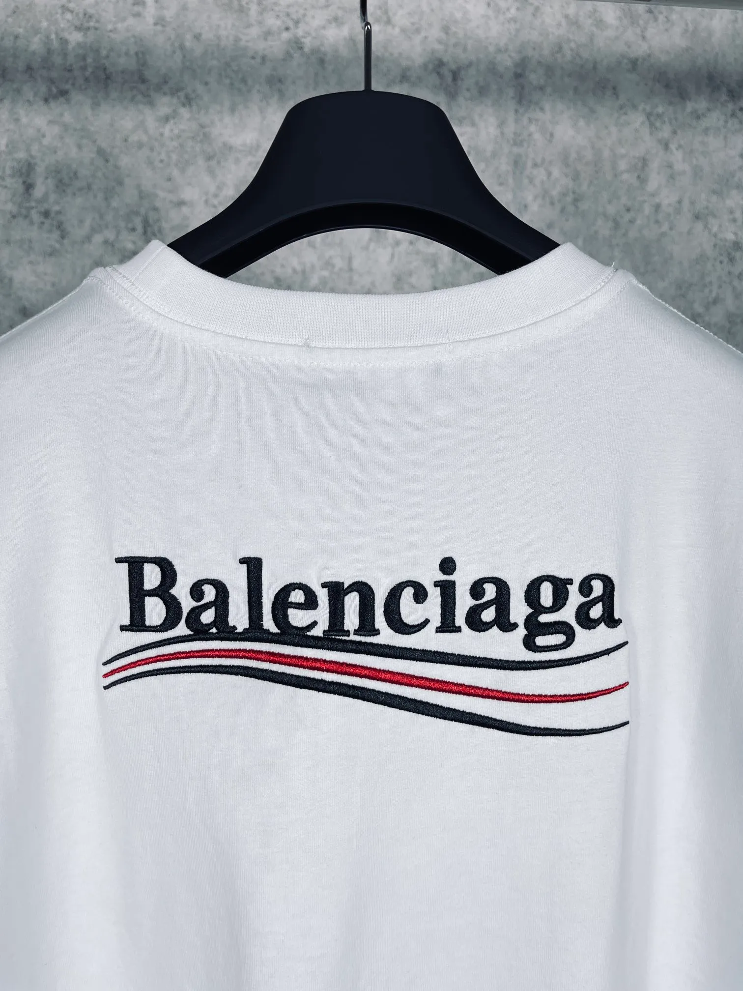 🅿️166 Real photos [Top version. Official website quality] BALENCI*GA/Paris#Classic.Coke embroidered short-sleeved T-shirt# The fabric is made of Paris ZP custom-woven and dyed cotton double yarn. Weighing 260 grams, the cloth surface is clean. The cloth pattern is clear, soft and comfortable. The threads are dyed with no color difference. The classic pattern embroidery uses an imported embroidery machine, and the embroidery thread color is embroidered according to the original color. It is produced according to the pictures in the special market. The letters are clear. The three-dimensional effect is strong. The version adopts the OS loose shoulder version. The same style for men and women. Coding: BL223028 Color: black. White. Dark gray. Brown. Light green. Purple. Off-white. Size: XS S M L