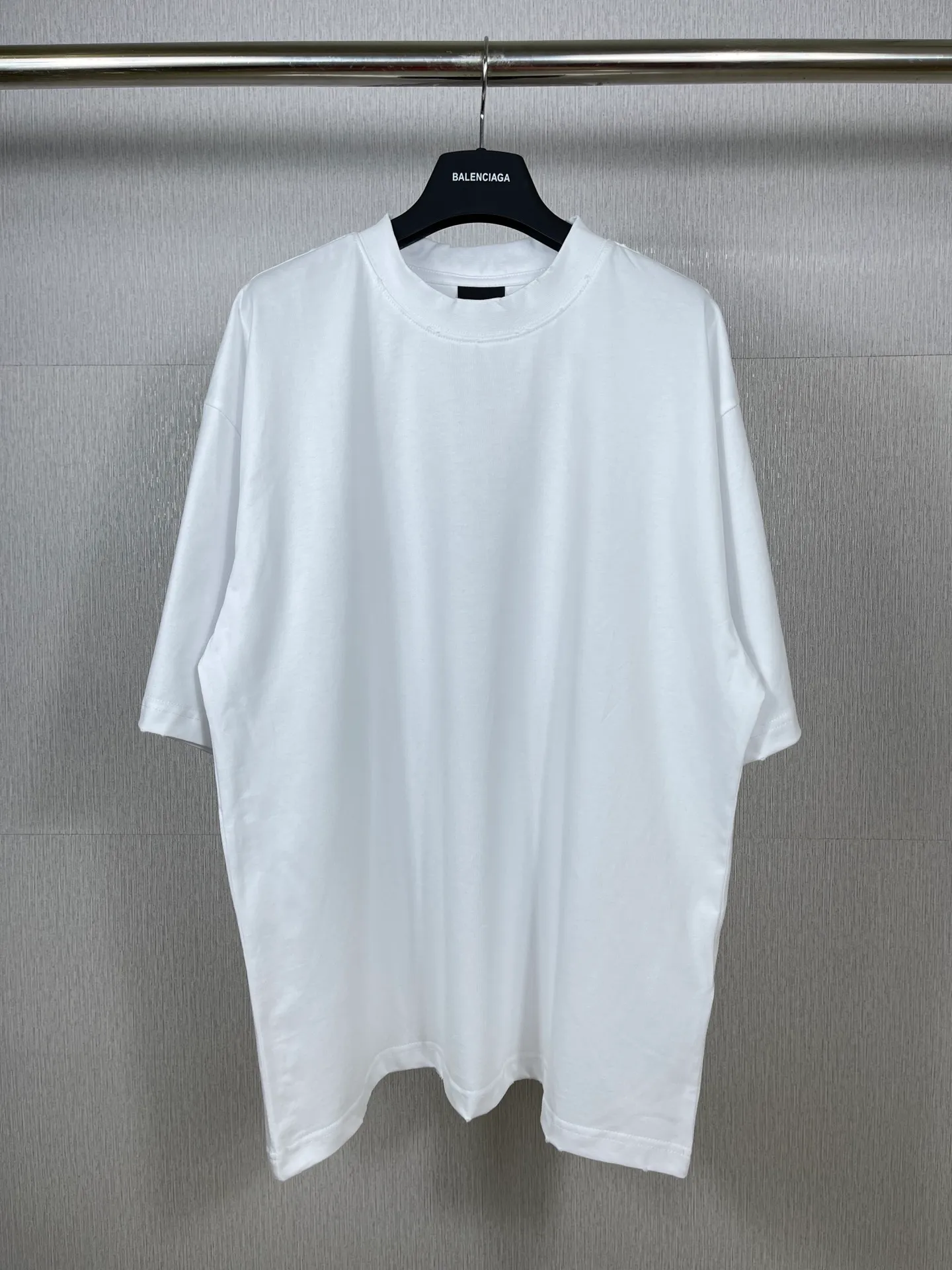 🅿️170 real photos [Top version. Official website quality] BALENCI*GA/Paris # ribbed embroidered letters on the back neck. Ready-to-wear retro worn short-sleeved T-shirt # Brick Cabinet Synchronization. The fabric is made of Paris ZP custom-woven and dyed cotton double yarn. Weighing 260 grams, the cloth surface is clean. The cloth pattern is clear, soft and comfortable. The color fastness is good. It is not easy to change color. The threads are dyed with no color difference. The classic LOGO letter embroidery uses imported embroidery machines, and the embroidery thread uses imported matte light, which is soft to the touch, does not pierce the flesh, and the letters are three-dimensional and full. It is produced in Jubie market based on pictures. Comparisons welcome. The finished product is worn and distressed. The letters are clear. The three-dimensional effect is strong. The version adopts the OS loose shoulder style. The same style for men and women. Coding: BL223099 Color: black. White Size: XS to L