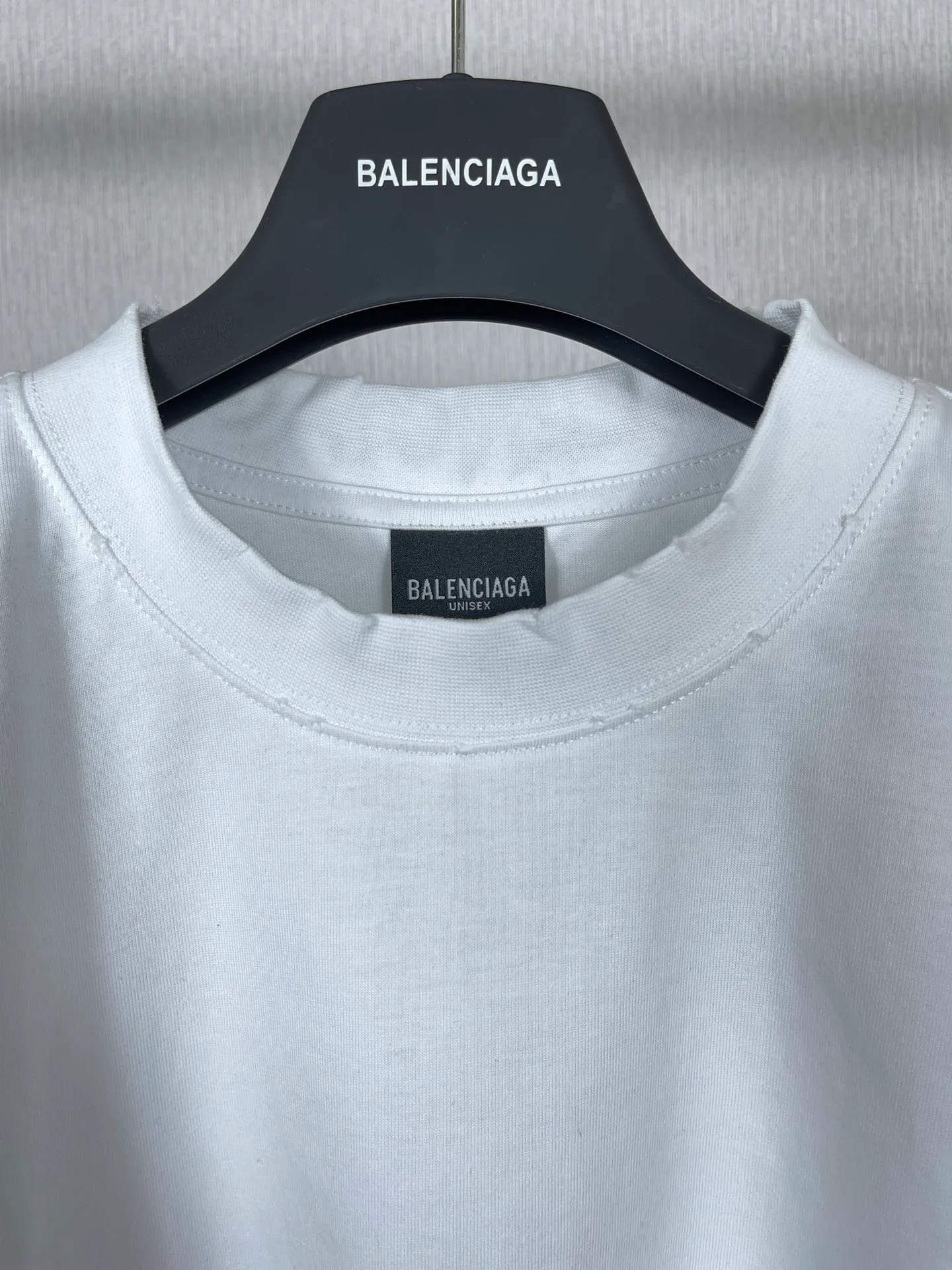 🅿️170 real photos [Top version. Official website quality] BALENCI*GA/Paris # ribbed embroidered letters on the back neck. Ready-to-wear retro worn short-sleeved T-shirt # Brick Cabinet Synchronization. The fabric is made of Paris ZP custom-woven and dyed cotton double yarn. Weighing 260 grams, the cloth surface is clean. The cloth pattern is clear, soft and comfortable. The color fastness is good. It is not easy to change color. The threads are dyed with no color difference. The classic LOGO letter embroidery uses imported embroidery machines, and the embroidery thread uses imported matte light, which is soft to the touch, does not pierce the flesh, and the letters are three-dimensional and full. It is produced in Jubie market based on pictures. Comparisons welcome. The finished product is worn and distressed. The letters are clear. The three-dimensional effect is strong. The version adopts the OS loose shoulder style. The same style for men and women. Coding: BL223099 Color: black. White Size: XS to L