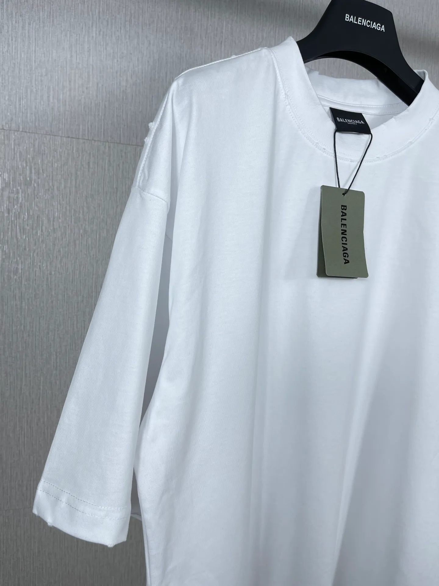 🅿️170 real photos [Top version. Official website quality] BALENCI*GA/Paris # ribbed embroidered letters on the back neck. Ready-to-wear retro worn short-sleeved T-shirt # Brick Cabinet Synchronization. The fabric is made of Paris ZP custom-woven and dyed cotton double yarn. Weighing 260 grams, the cloth surface is clean. The cloth pattern is clear, soft and comfortable. The color fastness is good. It is not easy to change color. The threads are dyed with no color difference. The classic LOGO letter embroidery uses imported embroidery machines, and the embroidery thread uses imported matte light, which is soft to the touch, does not pierce the flesh, and the letters are three-dimensional and full. It is produced in Jubie market based on pictures. Comparisons welcome. The finished product is worn and distressed. The letters are clear. The three-dimensional effect is strong. The version adopts the OS loose shoulder style. The same style for men and women. Coding: BL223099 Color: black. White Size: XS to L