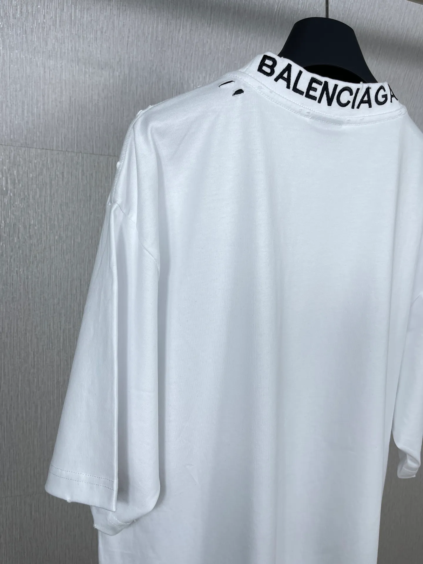 🅿️170 real photos [Top version. Official website quality] BALENCI*GA/Paris # ribbed embroidered letters on the back neck. Ready-to-wear retro worn short-sleeved T-shirt # Brick Cabinet Synchronization. The fabric is made of Paris ZP custom-woven and dyed cotton double yarn. Weighing 260 grams, the cloth surface is clean. The cloth pattern is clear, soft and comfortable. The color fastness is good. It is not easy to change color. The threads are dyed with no color difference. The classic LOGO letter embroidery uses imported embroidery machines, and the embroidery thread uses imported matte light, which is soft to the touch, does not pierce the flesh, and the letters are three-dimensional and full. It is produced in Jubie market based on pictures. Comparisons welcome. The finished product is worn and distressed. The letters are clear. The three-dimensional effect is strong. The version adopts the OS loose shoulder style. The same style for men and women. Coding: BL223099 Color: black. White Size: XS to L