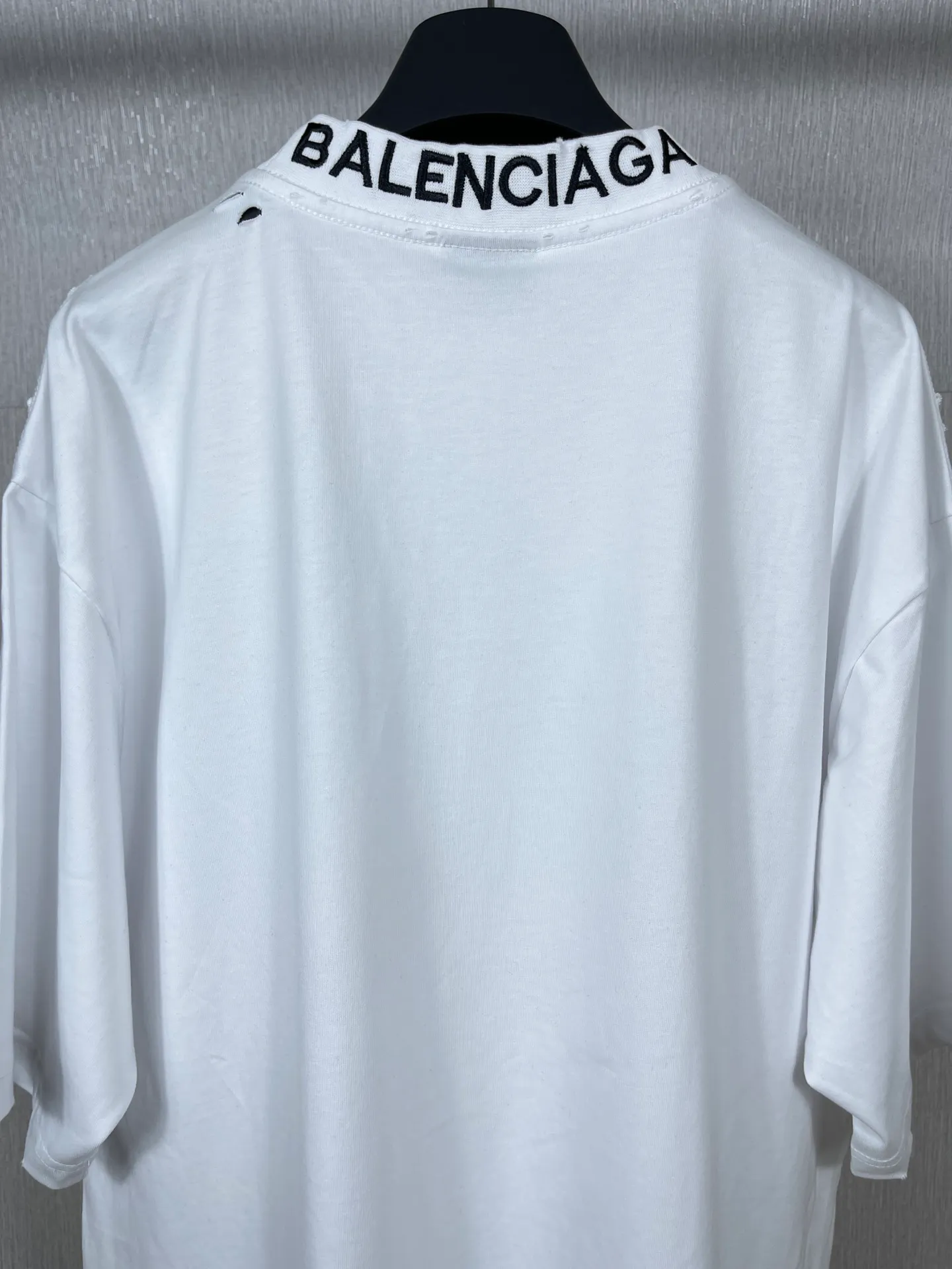 🅿️170 real photos [Top version. Official website quality] BALENCI*GA/Paris # ribbed embroidered letters on the back neck. Ready-to-wear retro worn short-sleeved T-shirt # Brick Cabinet Synchronization. The fabric is made of Paris ZP custom-woven and dyed cotton double yarn. Weighing 260 grams, the cloth surface is clean. The cloth pattern is clear, soft and comfortable. The color fastness is good. It is not easy to change color. The threads are dyed with no color difference. The classic LOGO letter embroidery uses imported embroidery machines, and the embroidery thread uses imported matte light, which is soft to the touch, does not pierce the flesh, and the letters are three-dimensional and full. It is produced in Jubie market based on pictures. Comparisons welcome. The finished product is worn and distressed. The letters are clear. The three-dimensional effect is strong. The version adopts the OS loose shoulder style. The same style for men and women. Coding: BL223099 Color: black. White Size: XS to L