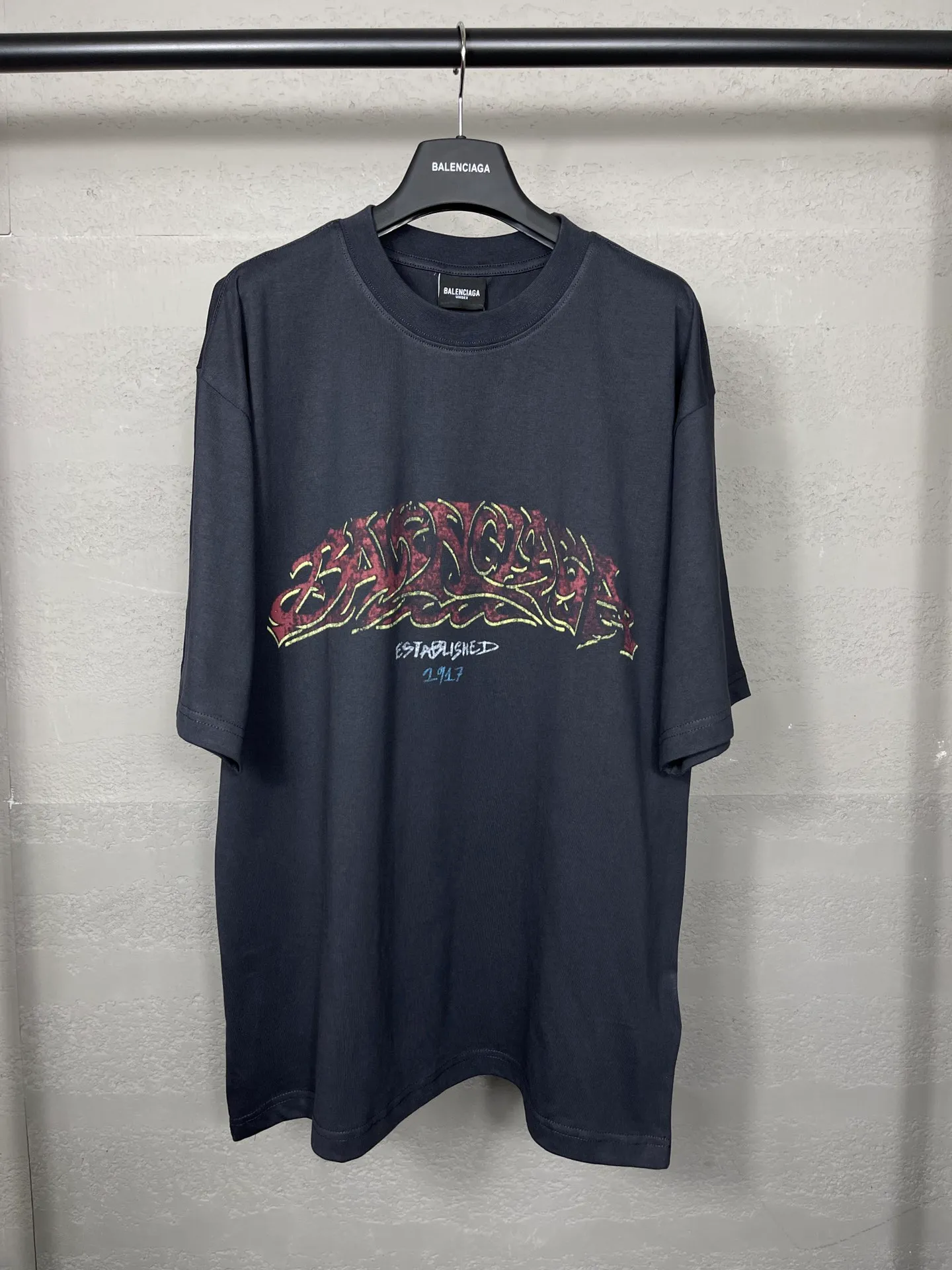 🅿️186 real photos [Top version. Official website quality] BALENCI*GA/Paris. 2024 latest flame graffiti direct-printed short-sleeved T-shirt. Brick cabinet synchronization. ⚠️Difference in market currency. Developed by YB. The fabric is made of Paris ZP custom-woven and dyed 100% cotton double yarn compact cotton. The weight is 260 grams, the cloth surface is clean. The cloth pattern is clear, soft and comfortable. The threads are dyed with no color difference. The front and back printing adopts Kornit direct-injection printing pattern and adopts OS loose shoulder-dropping pattern. Same style for men and women. Code: BL223109 Color: dark gray blue. Pink. White Size: XS to L