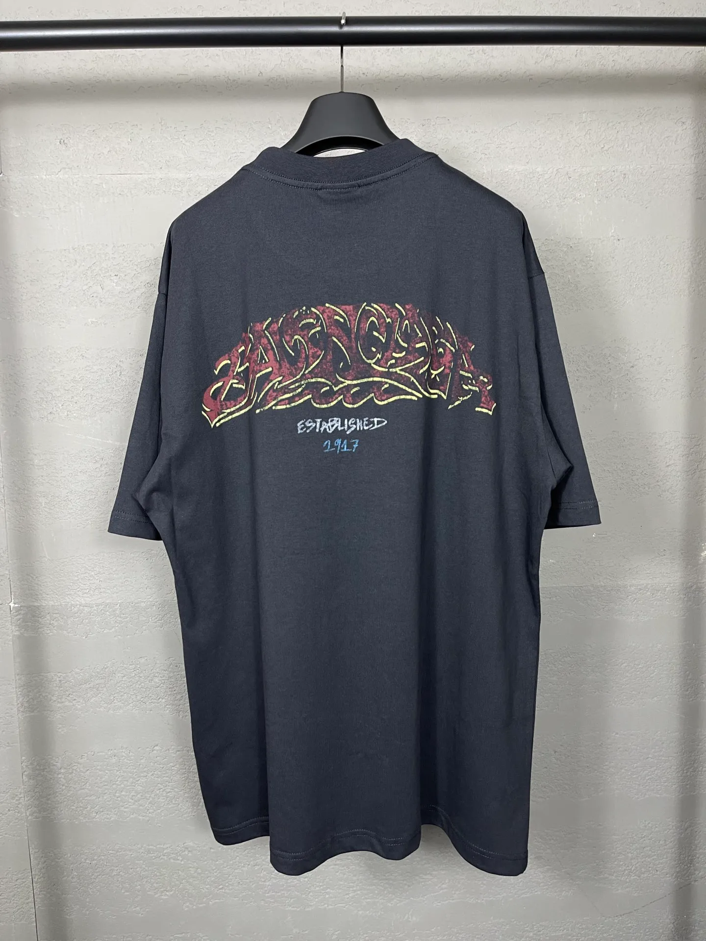 🅿️186 real photos [Top version. Official website quality] BALENCI*GA/Paris. 2024 latest flame graffiti direct-printed short-sleeved T-shirt. Brick cabinet synchronization. ⚠️Difference in market currency. Developed by YB. The fabric is made of Paris ZP custom-woven and dyed 100% cotton double yarn compact cotton. The weight is 260 grams, the cloth surface is clean. The cloth pattern is clear, soft and comfortable. The threads are dyed with no color difference. The front and back printing adopts Kornit direct-injection printing pattern and adopts OS loose shoulder-dropping pattern. Same style for men and women. Code: BL223109 Color: dark gray blue. Pink. White Size: XS to L