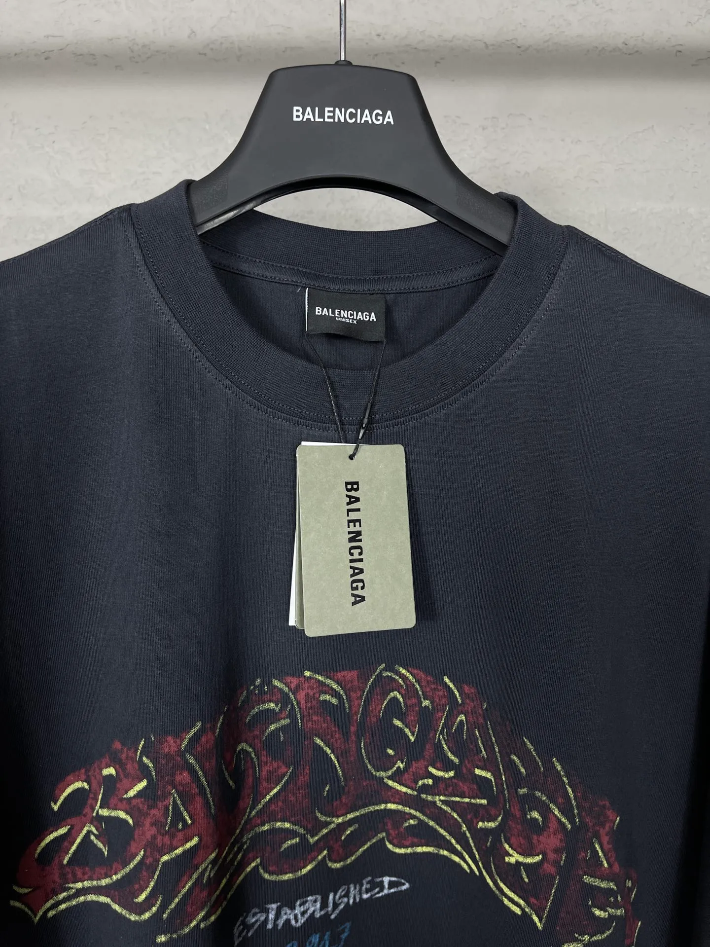 🅿️186 real photos [Top version. Official website quality] BALENCI*GA/Paris. 2024 latest flame graffiti direct-printed short-sleeved T-shirt. Brick cabinet synchronization. ⚠️Difference in market currency. Developed by YB. The fabric is made of Paris ZP custom-woven and dyed 100% cotton double yarn compact cotton. The weight is 260 grams, the cloth surface is clean. The cloth pattern is clear, soft and comfortable. The threads are dyed with no color difference. The front and back printing adopts Kornit direct-injection printing pattern and adopts OS loose shoulder-dropping pattern. Same style for men and women. Code: BL223109 Color: dark gray blue. Pink. White Size: XS to L