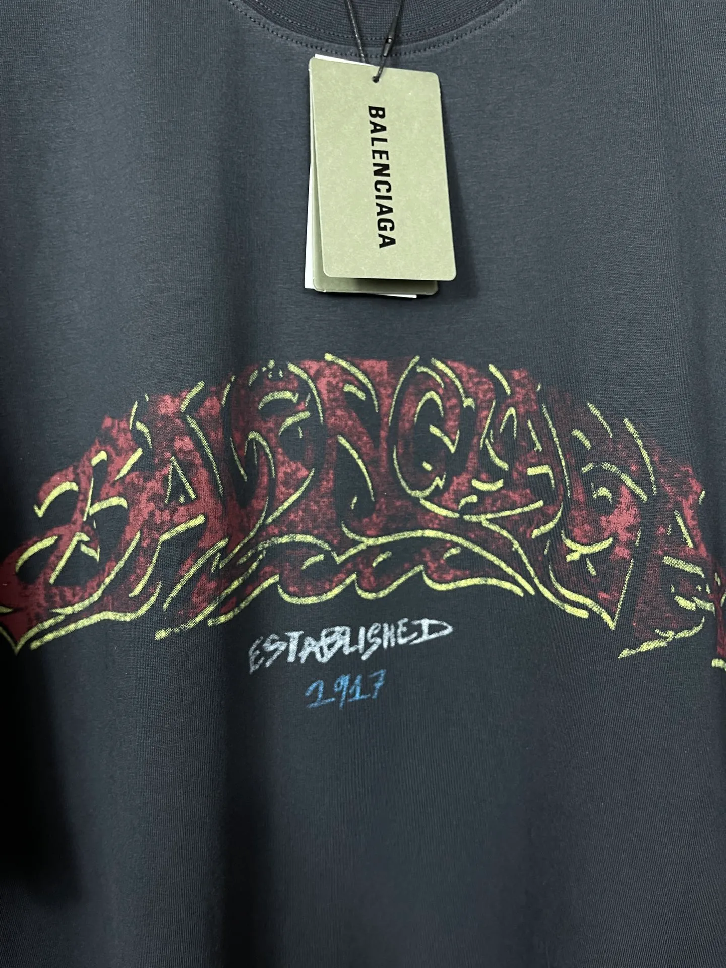 🅿️186 real photos [Top version. Official website quality] BALENCI*GA/Paris. 2024 latest flame graffiti direct-printed short-sleeved T-shirt. Brick cabinet synchronization. ⚠️Difference in market currency. Developed by YB. The fabric is made of Paris ZP custom-woven and dyed 100% cotton double yarn compact cotton. The weight is 260 grams, the cloth surface is clean. The cloth pattern is clear, soft and comfortable. The threads are dyed with no color difference. The front and back printing adopts Kornit direct-injection printing pattern and adopts OS loose shoulder-dropping pattern. Same style for men and women. Code: BL223109 Color: dark gray blue. Pink. White Size: XS to L