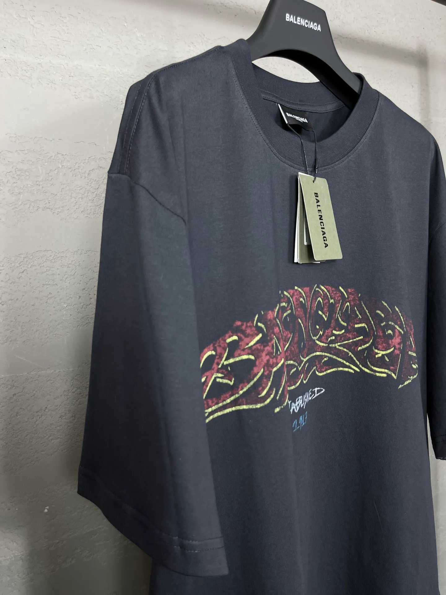 🅿️186 real photos [Top version. Official website quality] BALENCI*GA/Paris. 2024 latest flame graffiti direct-printed short-sleeved T-shirt. Brick cabinet synchronization. ⚠️Difference in market currency. Developed by YB. The fabric is made of Paris ZP custom-woven and dyed 100% cotton double yarn compact cotton. The weight is 260 grams, the cloth surface is clean. The cloth pattern is clear, soft and comfortable. The threads are dyed with no color difference. The front and back printing adopts Kornit direct-injection printing pattern and adopts OS loose shoulder-dropping pattern. Same style for men and women. Code: BL223109 Color: dark gray blue. Pink. White Size: XS to L