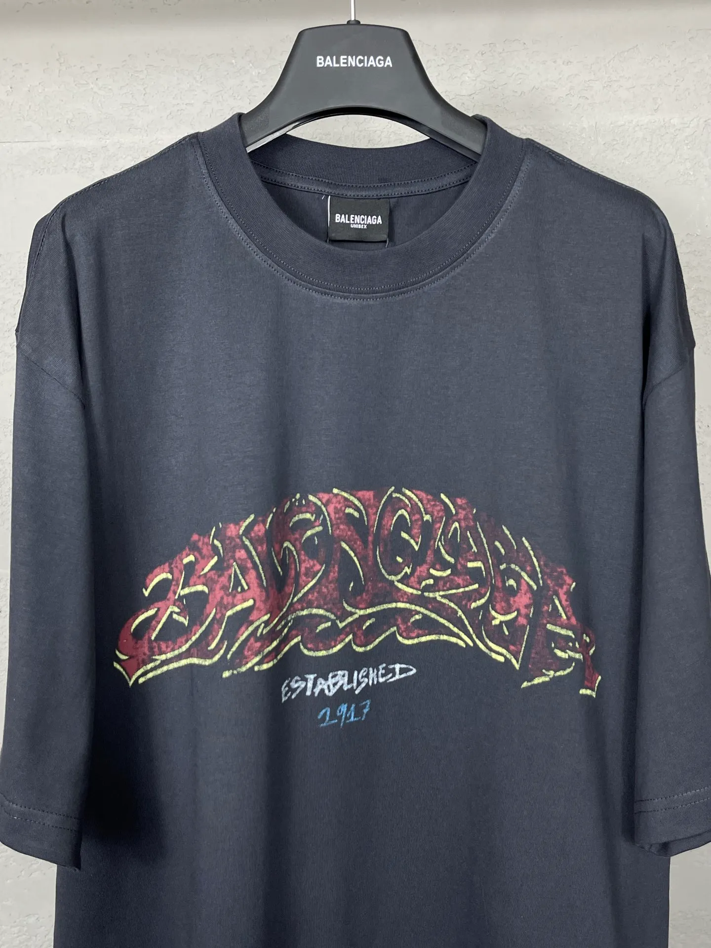 🅿️186 real photos [Top version. Official website quality] BALENCI*GA/Paris. 2024 latest flame graffiti direct-printed short-sleeved T-shirt. Brick cabinet synchronization. ⚠️Difference in market currency. Developed by YB. The fabric is made of Paris ZP custom-woven and dyed 100% cotton double yarn compact cotton. The weight is 260 grams, the cloth surface is clean. The cloth pattern is clear, soft and comfortable. The threads are dyed with no color difference. The front and back printing adopts Kornit direct-injection printing pattern and adopts OS loose shoulder-dropping pattern. Same style for men and women. Code: BL223109 Color: dark gray blue. Pink. White Size: XS to L