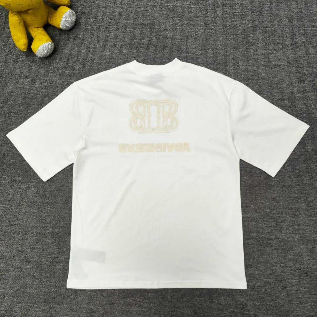 The top version of BALENCIAGA Paris' new BB reverse letter embroidery short-sleeved T-shirt. The front and rear panels are made of imported Tajima machine heavy embroidery 10w+ needles. Fine embroidery without rough edges and miscellaneous threads. Very tight and obvious concave and convex texture. Custom-woven and dyed 300g combed cotton fabric. Zero color difference in threads. Perfect details. Distinguish from the currency version on the market. Welcome to compare. Same style for men and women. Must-sell in the picture above -Color: white black -SIZE: Xs S M L P:260