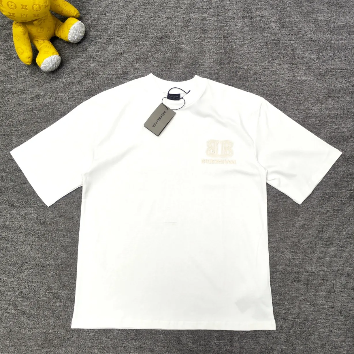 The top version of BALENCIAGA Paris' new BB reverse letter embroidery short-sleeved T-shirt. The front and rear panels are made of imported Tajima machine heavy embroidery 10w+ needles. Fine embroidery without rough edges and miscellaneous threads. Very tight and obvious concave and convex texture. Custom-woven and dyed 300g combed cotton fabric. Zero color difference in threads. Perfect details. Distinguish from the currency version on the market. Welcome to compare. Same style for men and women. Must-sell in the picture above -Color: white black -SIZE: Xs S M L P:260