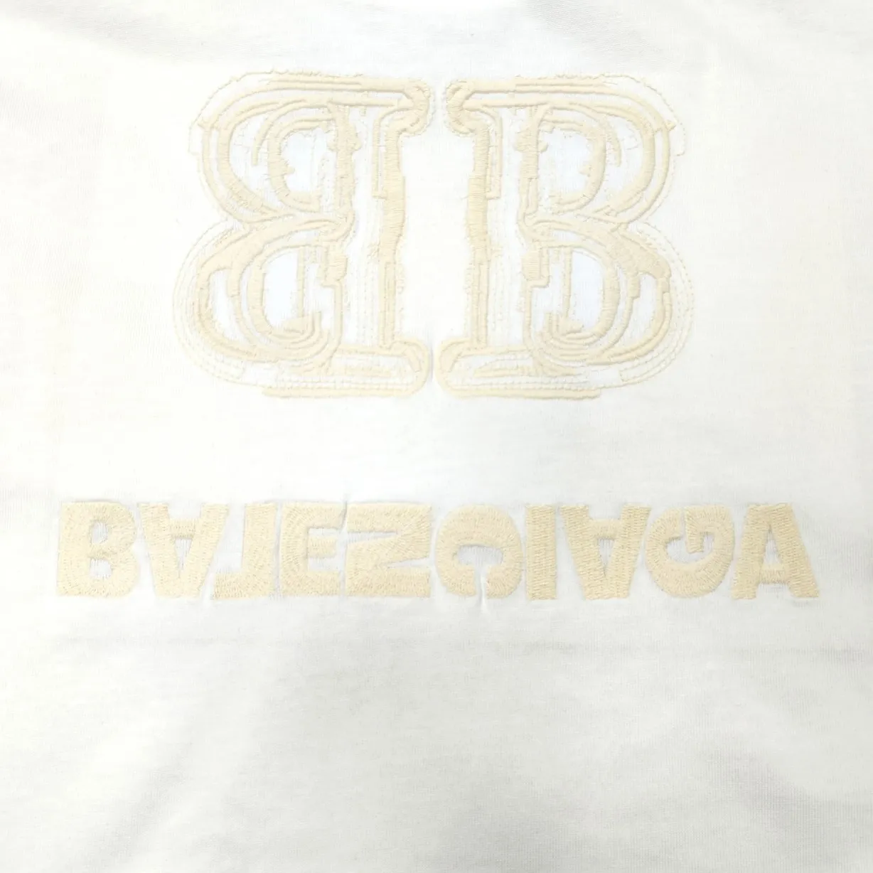 The top version of BALENCIAGA Paris' new BB reverse letter embroidery short-sleeved T-shirt. The front and rear panels are made of imported Tajima machine heavy embroidery 10w+ needles. Fine embroidery without rough edges and miscellaneous threads. Very tight and obvious concave and convex texture. Custom-woven and dyed 300g combed cotton fabric. Zero color difference in threads. Perfect details. Distinguish from the currency version on the market. Welcome to compare. Same style for men and women. Must-sell in the picture above -Color: white black -SIZE: Xs S M L P:260
