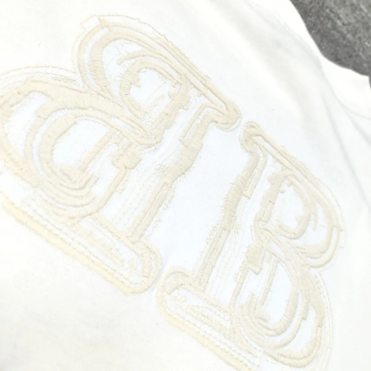 The top version of BALENCIAGA Paris' new BB reverse letter embroidery short-sleeved T-shirt. The front and rear panels are made of imported Tajima machine heavy embroidery 10w+ needles. Fine embroidery without rough edges and miscellaneous threads. Very tight and obvious concave and convex texture. Custom-woven and dyed 300g combed cotton fabric. Zero color difference in threads. Perfect details. Distinguish from the currency version on the market. Welcome to compare. Same style for men and women. Must-sell in the picture above -Color: white black -SIZE: Xs S M L P:260