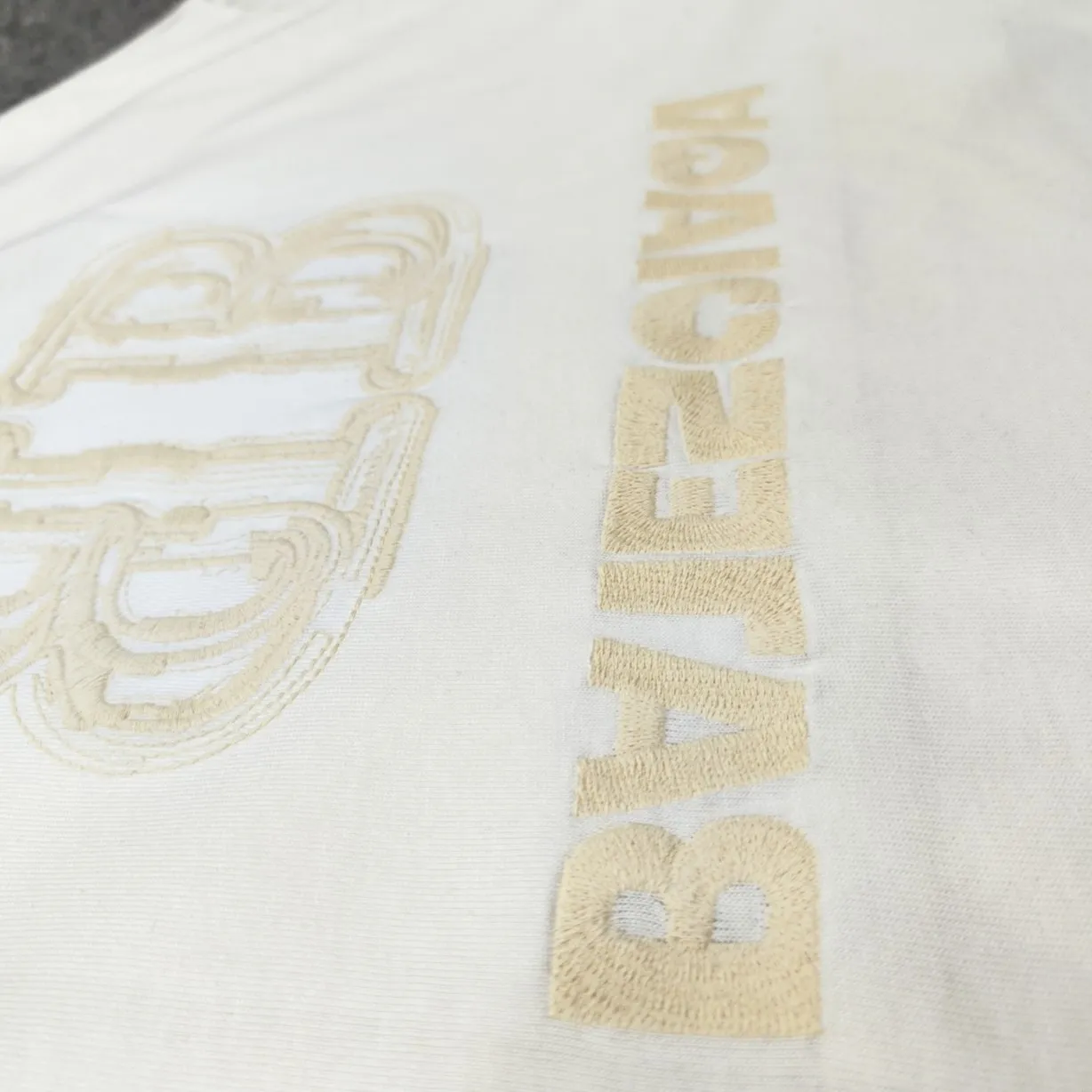 The top version of BALENCIAGA Paris' new BB reverse letter embroidery short-sleeved T-shirt. The front and rear panels are made of imported Tajima machine heavy embroidery 10w+ needles. Fine embroidery without rough edges and miscellaneous threads. Very tight and obvious concave and convex texture. Custom-woven and dyed 300g combed cotton fabric. Zero color difference in threads. Perfect details. Distinguish from the currency version on the market. Welcome to compare. Same style for men and women. Must-sell in the picture above -Color: white black -SIZE: Xs S M L P:260