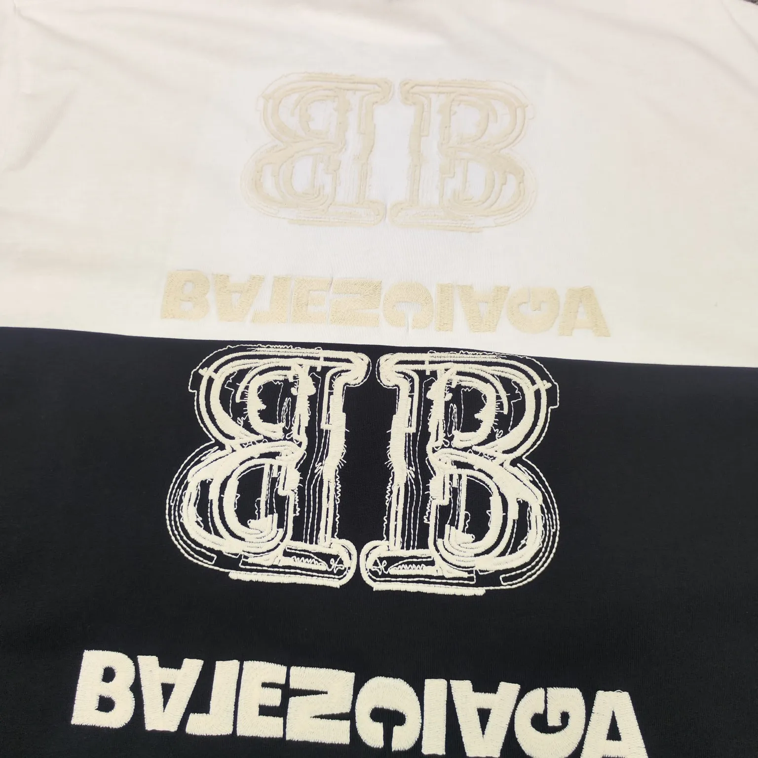 The top version of BALENCIAGA Paris' new BB reverse letter embroidery short-sleeved T-shirt. The front and rear panels are made of imported Tajima machine heavy embroidery 10w+ needles. Fine embroidery without rough edges and miscellaneous threads. Very tight and obvious concave and convex texture. Custom-woven and dyed 300g combed cotton fabric. Zero color difference in threads. Perfect details. Distinguish from the currency version on the market. Welcome to compare. Same style for men and women. Must-sell in the picture above -Color: white black -SIZE: Xs S M L P:260