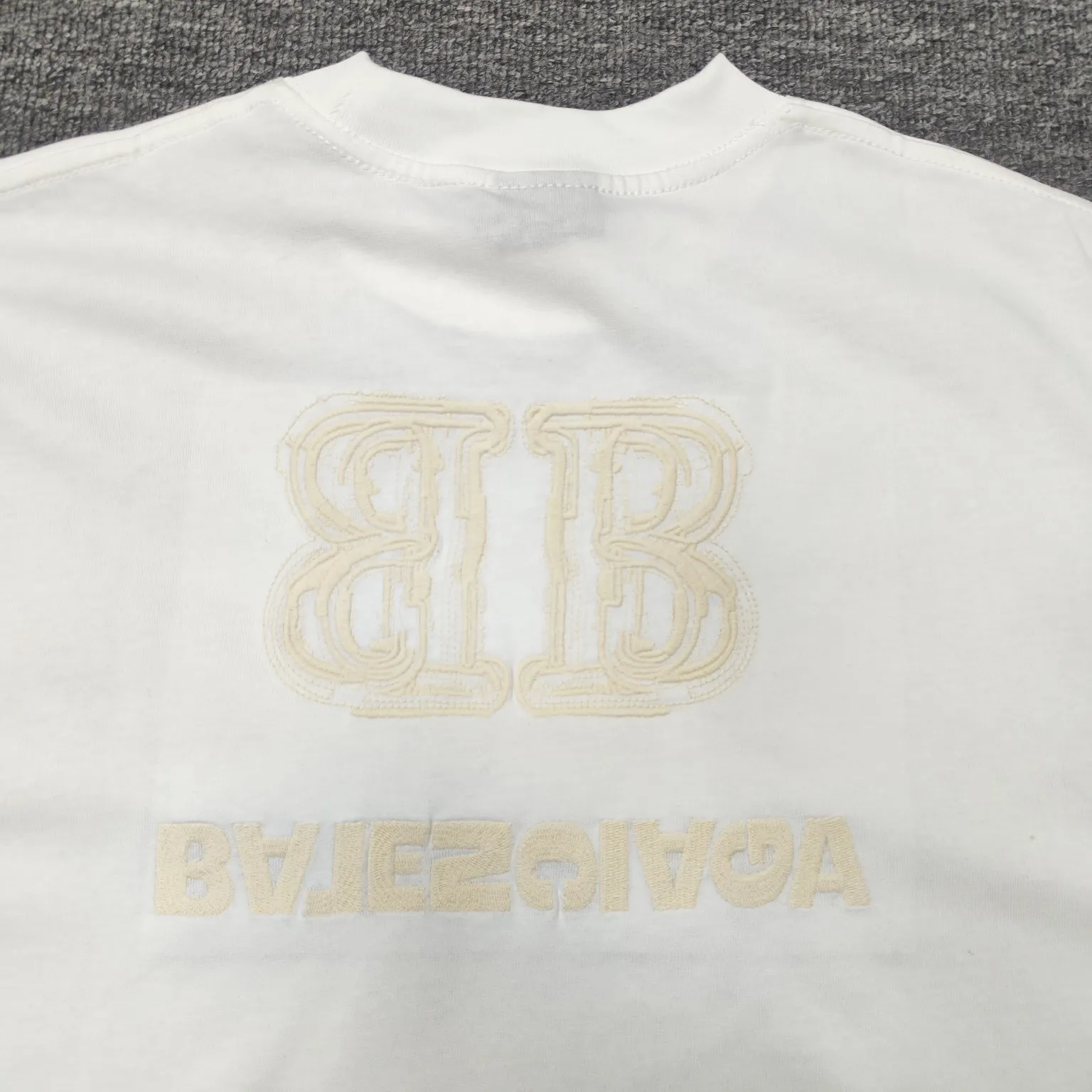 The top version of BALENCIAGA Paris' new BB reverse letter embroidery short-sleeved T-shirt. The front and rear panels are made of imported Tajima machine heavy embroidery 10w+ needles. Fine embroidery without rough edges and miscellaneous threads. Very tight and obvious concave and convex texture. Custom-woven and dyed 300g combed cotton fabric. Zero color difference in threads. Perfect details. Distinguish from the currency version on the market. Welcome to compare. Same style for men and women. Must-sell in the picture above -Color: white black -SIZE: Xs S M L P:260