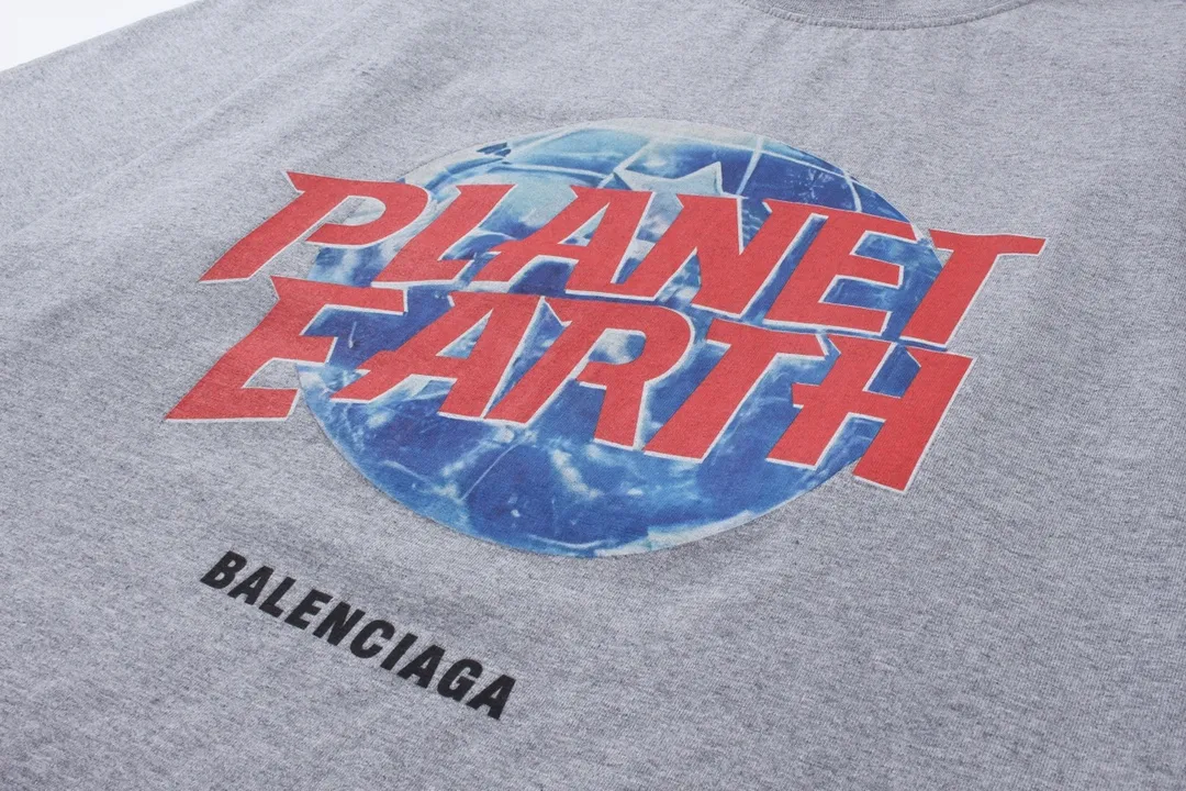 🅿️190 Detailed Pictures [Top version. Official website quality] BALENCI*GA/Paris. 2024 catwalk style earth pattern direct-injection printing washed distressed short-sleeved T-shirt 2024 new style. Attention‼ ️There is a letter LOGO under the gray pattern. All pattern details are customized with color Y plates. Special market currency. Brick cabinets are synchronized. Genuine products are developed at the first time, and you can print and compare! The fabric is made of Paris ZP custom-woven and dyed cotton double yarn. Weighing 260 grams, the cloth surface is clean. The cloth pattern is clear, soft and comfortable. The threads are dyed with no color difference. The printing uses environmentally friendly imported materials and self-inking direct injection, with clear letters and three-dimensional effect. The entire garment is washed, distressed and worn. The version adopts OS loose shoulder design. Same style for men and women. Code: BL223367 Color: black. Light gray Size: XS to L