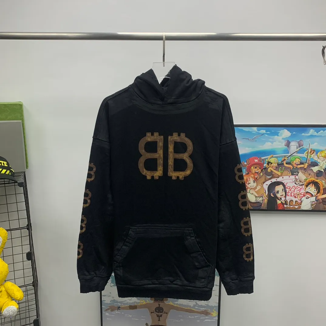 Top tested version 🌟23ss autumn new BALENCIAGA Bitcoin front and rear arms BB printed loose hooded sweatshirt unisex terry hoodie This year Balenciaga is really cheating! Another hot item🔥 Today I really bring you a high-quality and cost-effective sweatshirt, 420g heavyweight pure cotton terry fabric! Ingredients carefully used! The hats are all sewn together in large pieces, which consumes a lot of fabric! The printing on the front, back, left and right uses imported environmentally friendly ♻️ screen printing! Brush it on bit by bit manually! It’s so strong that it won’t be washed off for a long time! Not cracked! Large foreign trade factory with fine workmanship! Every process is strictly subject to strict requirements! The wiring is neat. Excipients are complete with three standards! They are all top-notch customized accessories! This Balenciaga upper body is the king! It has a retro flavor without losing high-end taste! It brings a different visual experience to people. Whether you are a student or working and traveling, or your body proportions are not perfect, it can cover you in a coordinated way. If you like it, hurry up and get one! Looking forward to your driving 💗 Ready stock available in seconds Color: black XS——L P:450