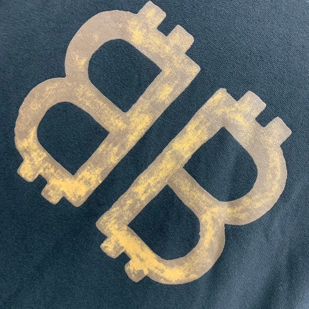 Top tested version 🌟23ss autumn new BALENCIAGA Bitcoin front and rear arms BB printed loose hooded sweatshirt unisex terry hoodie This year Balenciaga is really cheating! Another hot item🔥 Today I really bring you a high-quality and cost-effective sweatshirt, 420g heavyweight pure cotton terry fabric! Ingredients carefully used! The hats are all sewn together in large pieces, which consumes a lot of fabric! The printing on the front, back, left and right uses imported environmentally friendly ♻️ screen printing! Brush it on bit by bit manually! It’s so strong that it won’t be washed off for a long time! Not cracked! Large foreign trade factory with fine workmanship! Every process is strictly subject to strict requirements! The wiring is neat. Excipients are complete with three standards! They are all top-notch customized accessories! This Balenciaga upper body is the king! It has a retro flavor without losing high-end taste! It brings a different visual experience to people. Whether you are a student or working and traveling, or your body proportions are not perfect, it can cover you in a coordinated way. If you like it, hurry up and get one! Looking forward to your driving 💗 Ready stock available in seconds Color: black XS——L P:450
