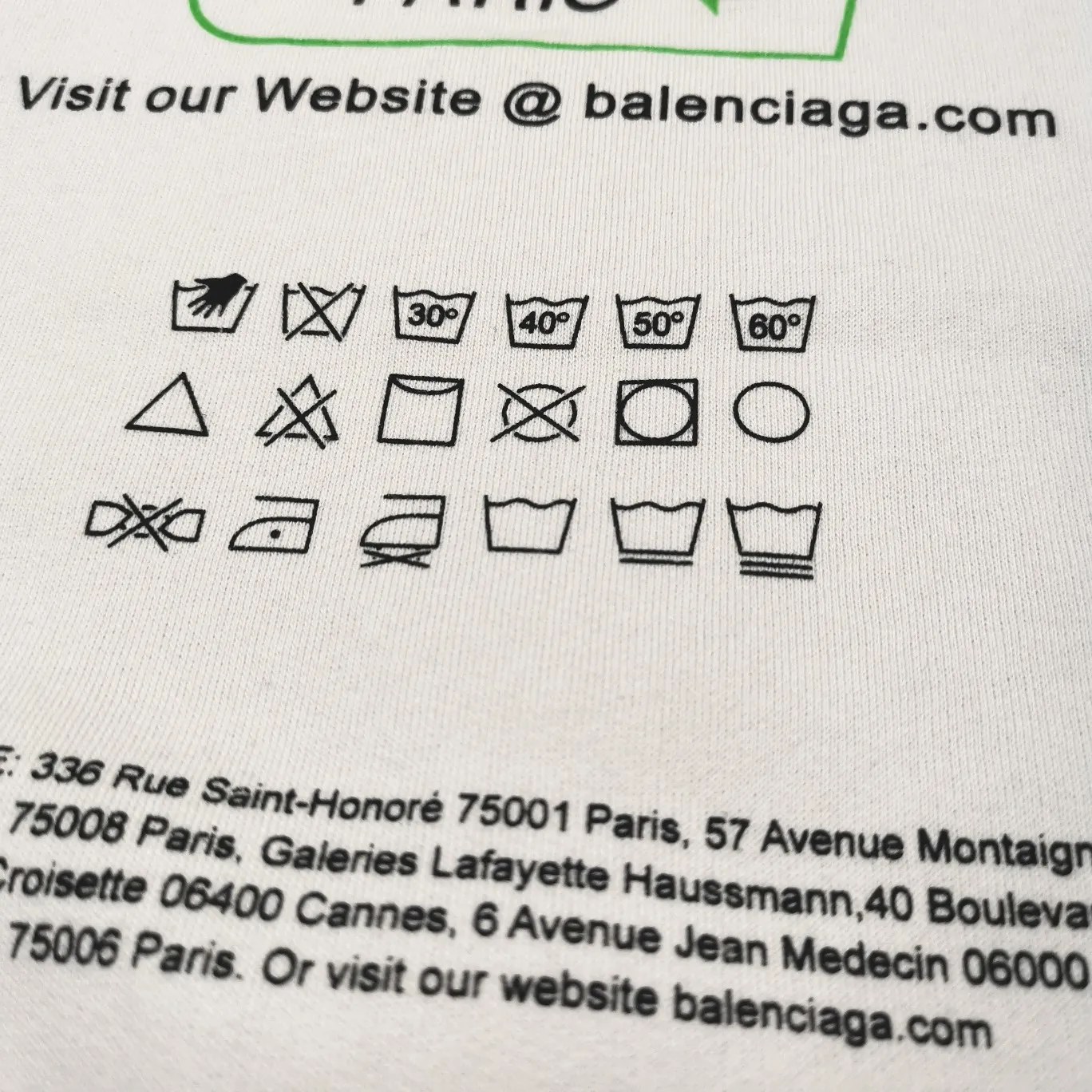 Additional details - the top version of Balenciaga's environmentally friendly logo arrows on the front and back, loose-fitting cotton hoodies and sweatshirts for male and female couples and celebrities. BLCG is one of the most influential brands in the fashion industry. Founded in 1919 by Cristóbal Balenciaga and settled in Paris in 1936, he led many important fashion movements between 1930 and 1968. The representative ready-to-wear series reflects the brand's identity - Fabric: 460 grams of composite crystal velvet, made of imported knitting needle carded cotton, with moderate thickness, drape and contour - The front printing screen plate is hand-printed, and the 3D full-color scanned pattern is used as a film to ensure the highest degree of printing pattern restoration. The upper and lower LOGO printing has a strong touch texture. The printing material uses environmentally friendly active water slurry, and the base anti-sublimation liquid. The ready-made garment is resistant to washing and does not desizing. Color: gray and white Size: XS-L P:450