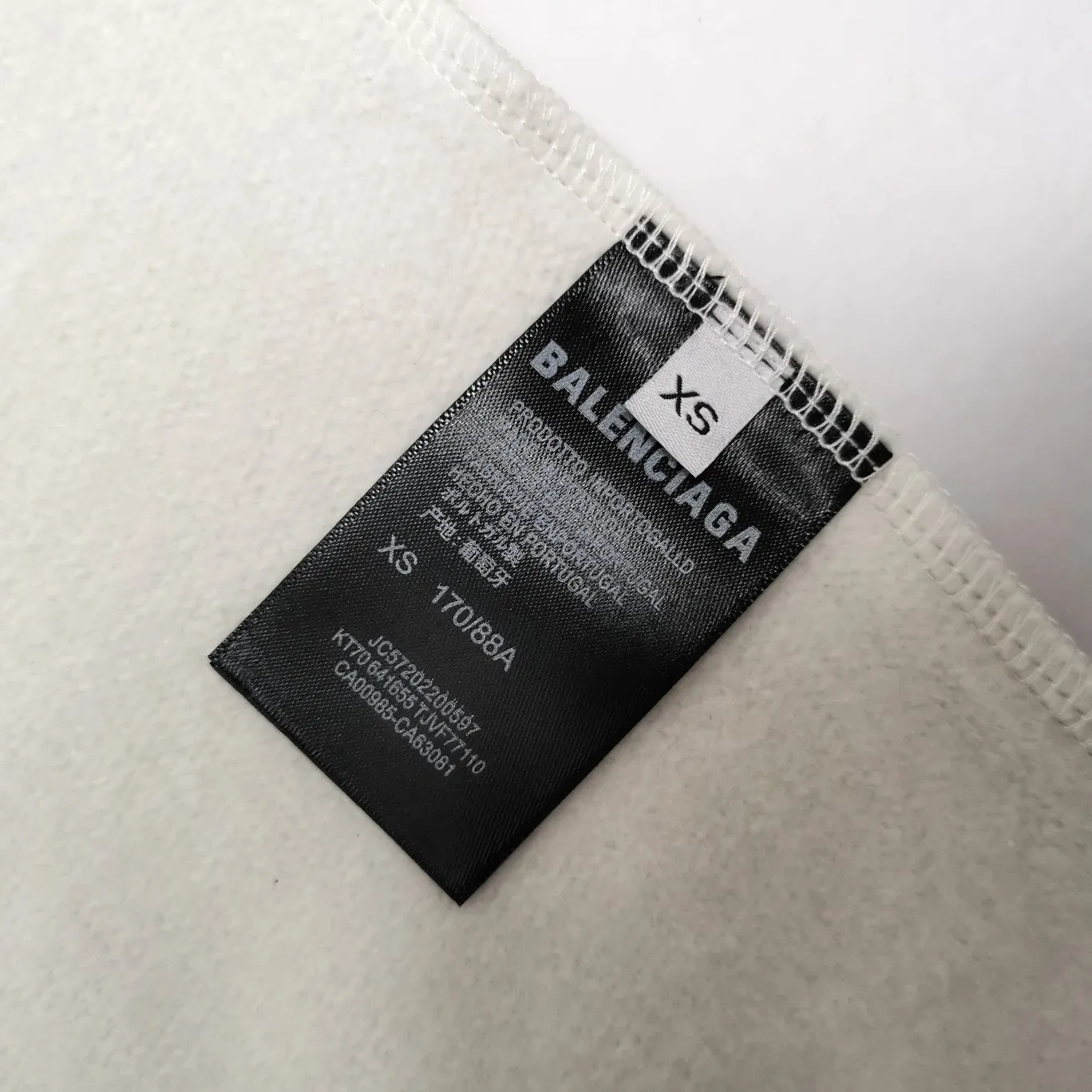 Additional details - the top version of Balenciaga's environmentally friendly logo arrows on the front and back, loose-fitting cotton hoodies and sweatshirts for male and female couples and celebrities. BLCG is one of the most influential brands in the fashion industry. Founded in 1919 by Cristóbal Balenciaga and settled in Paris in 1936, he led many important fashion movements between 1930 and 1968. The representative ready-to-wear series reflects the brand's identity - Fabric: 460 grams of composite crystal velvet, made of imported knitting needle carded cotton, with moderate thickness, drape and contour - The front printing screen plate is hand-printed, and the 3D full-color scanned pattern is used as a film to ensure the highest degree of printing pattern restoration. The upper and lower LOGO printing has a strong touch texture. The printing material uses environmentally friendly active water slurry, and the base anti-sublimation liquid. The ready-made garment is resistant to washing and does not desizing. Color: gray and white Size: XS-L P:450