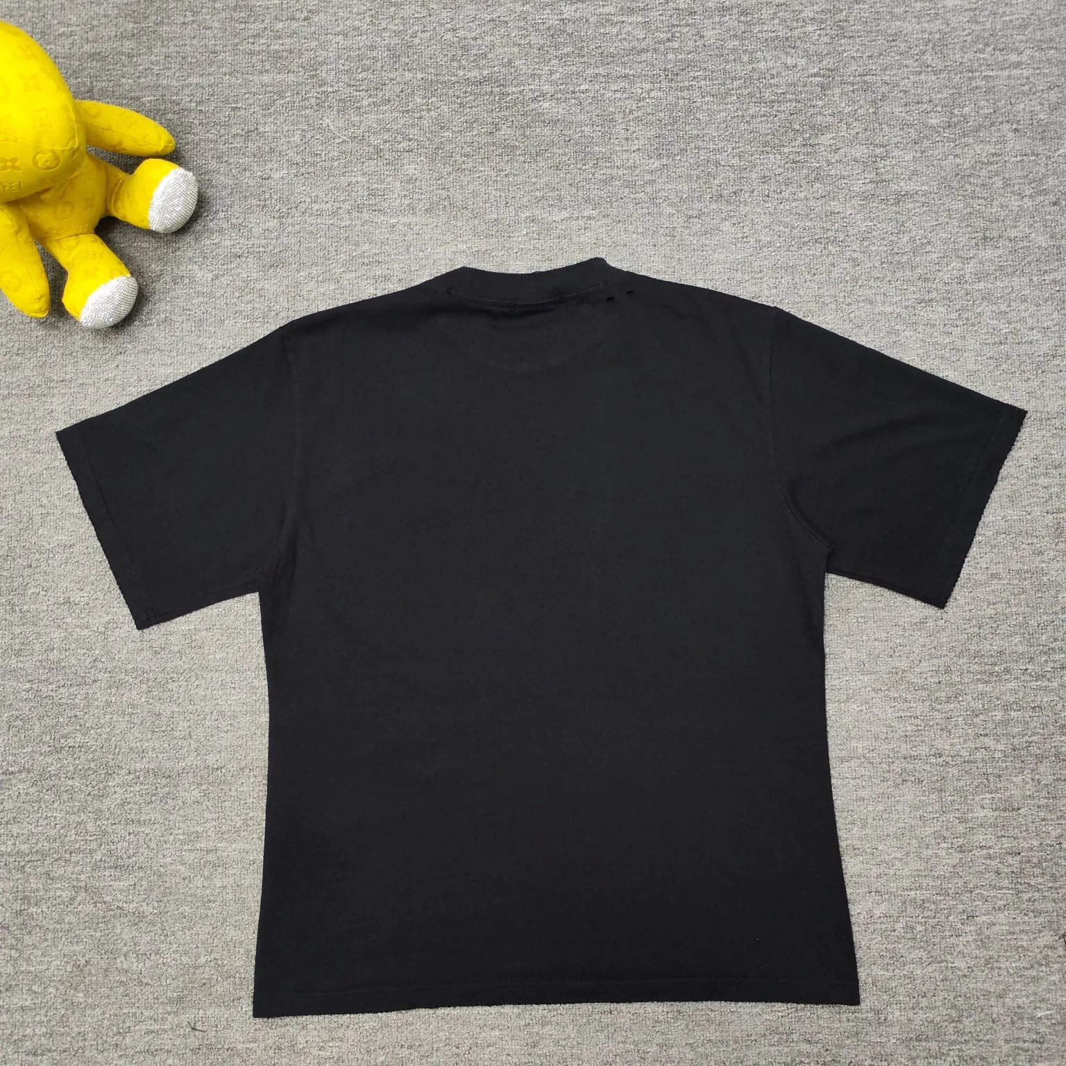 [New] Top version Balenciga/Balenciaga latest series Crown hot diamond destroy short-sleeved T-shirt No. 1 quality in this market Real ceiling quality All original development pay attention to detail pictures to avoid stolen pictures merchants mixed hair Correct 280g custom-woven and dyed double yarn fabric Soft and comfortable Here is an explanation why mine is a little more expensive than others: 1. It seems to be a simple printing or embroidery. In fact, it is not simple at all. 10000% imported machine restoration is not just a lip service. Welcome to compare with peers. 2. Each model is produced by the company, and the details of the workmanship and fabrics are consistent with the original ones. It is guaranteed that there will be no color difference from the counters. Reproduction is not scary. Whoever fakes it will be embarrassed. It’s not shameful to make a replica, it’s shameful if you can’t buy the correct version if you make a replica. 3. Note that the threaded collars are all original collars of certain countries and regions, with high wrapping. The width of the neckline and cabinets are accurate to the millimeter. Thick necklines are not easy to deform. The collars of high-end products are all restored cabinets. They are different from the big collars in the world. Ordinary garbage short-sleeves are printed with a print. The clavicle of the upper body is exposed. Please be patient. Customers who have bought genuine products or have seen genuine products will come back to place orders again. This is quality. This is quality. 4. Different styles of washed wheat main wheat, including imported wheat, have different colors and codes. Really restore the counter. As we all know, Balenciaga has different English or different colors on the collar labels of each quarter. This distinguishes the fast food products with the same common main wheat washed wheat. 5. Pay attention to the workmanship. The stitching at the neckline has no folds, smooth and natural without overlapping lines, and truly restores this. This is something that many people cannot do. 6. The fabric is made of 260g Paris-specific double yarn. No one can make better fabrics than my family. There's really no way to compare it with the ordinary version on the market. Respect it. It's genuine and costs thousands of dollars anyway. Don't go wrong with the quality of street stalls. 7. The workmanship is fully restored and the packaging is fully restored. The cost is huge. 8. I guarantee here that this is the highest quality you can find. Color: Black Size: XS-L P:290
