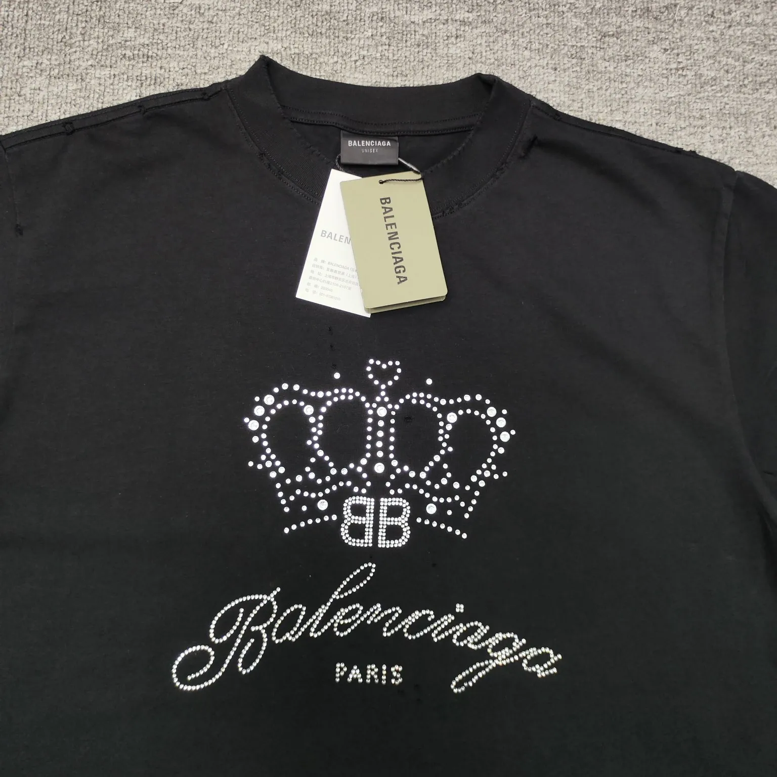 [New] Top version Balenciga/Balenciaga latest series Crown hot diamond destroy short-sleeved T-shirt No. 1 quality in this market Real ceiling quality All original development pay attention to detail pictures to avoid stolen pictures merchants mixed hair Correct 280g custom-woven and dyed double yarn fabric Soft and comfortable Here is an explanation why mine is a little more expensive than others: 1. It seems to be a simple printing or embroidery. In fact, it is not simple at all. 10000% imported machine restoration is not just a lip service. Welcome to compare with peers. 2. Each model is produced by the company, and the details of the workmanship and fabrics are consistent with the original ones. It is guaranteed that there will be no color difference from the counters. Reproduction is not scary. Whoever fakes it will be embarrassed. It’s not shameful to make a replica, it’s shameful if you can’t buy the correct version if you make a replica. 3. Note that the threaded collars are all original collars of certain countries and regions, with high wrapping. The width of the neckline and cabinets are accurate to the millimeter. Thick necklines are not easy to deform. The collars of high-end products are all restored cabinets. They are different from the big collars in the world. Ordinary garbage short-sleeves are printed with a print. The clavicle of the upper body is exposed. Please be patient. Customers who have bought genuine products or have seen genuine products will come back to place orders again. This is quality. This is quality. 4. Different styles of washed wheat main wheat, including imported wheat, have different colors and codes. Really restore the counter. As we all know, Balenciaga has different English or different colors on the collar labels of each quarter. This distinguishes the fast food products with the same common main wheat washed wheat. 5. Pay attention to the workmanship. The stitching at the neckline has no folds, smooth and natural without overlapping lines, and truly restores this. This is something that many people cannot do. 6. The fabric is made of 260g Paris-specific double yarn. No one can make better fabrics than my family. There's really no way to compare it with the ordinary version on the market. Respect it. It's genuine and costs thousands of dollars anyway. Don't go wrong with the quality of street stalls. 7. The workmanship is fully restored and the packaging is fully restored. The cost is huge. 8. I guarantee here that this is the highest quality you can find. Color: Black Size: XS-L P:290
