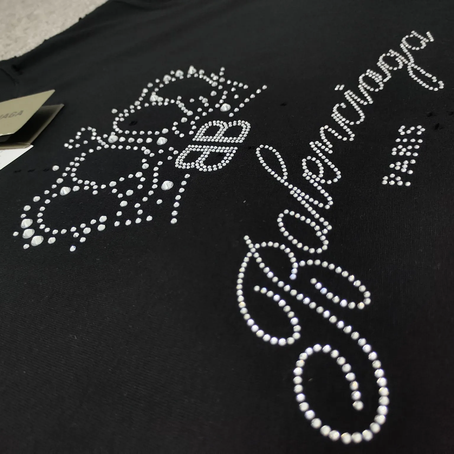 [New] Top version Balenciga/Balenciaga latest series Crown hot diamond destroy short-sleeved T-shirt No. 1 quality in this market Real ceiling quality All original development pay attention to detail pictures to avoid stolen pictures merchants mixed hair Correct 280g custom-woven and dyed double yarn fabric Soft and comfortable Here is an explanation why mine is a little more expensive than others: 1. It seems to be a simple printing or embroidery. In fact, it is not simple at all. 10000% imported machine restoration is not just a lip service. Welcome to compare with peers. 2. Each model is produced by the company, and the details of the workmanship and fabrics are consistent with the original ones. It is guaranteed that there will be no color difference from the counters. Reproduction is not scary. Whoever fakes it will be embarrassed. It’s not shameful to make a replica, it’s shameful if you can’t buy the correct version if you make a replica. 3. Note that the threaded collars are all original collars of certain countries and regions, with high wrapping. The width of the neckline and cabinets are accurate to the millimeter. Thick necklines are not easy to deform. The collars of high-end products are all restored cabinets. They are different from the big collars in the world. Ordinary garbage short-sleeves are printed with a print. The clavicle of the upper body is exposed. Please be patient. Customers who have bought genuine products or have seen genuine products will come back to place orders again. This is quality. This is quality. 4. Different styles of washed wheat main wheat, including imported wheat, have different colors and codes. Really restore the counter. As we all know, Balenciaga has different English or different colors on the collar labels of each quarter. This distinguishes the fast food products with the same common main wheat washed wheat. 5. Pay attention to the workmanship. The stitching at the neckline has no folds, smooth and natural without overlapping lines, and truly restores this. This is something that many people cannot do. 6. The fabric is made of 260g Paris-specific double yarn. No one can make better fabrics than my family. There's really no way to compare it with the ordinary version on the market. Respect it. It's genuine and costs thousands of dollars anyway. Don't go wrong with the quality of street stalls. 7. The workmanship is fully restored and the packaging is fully restored. The cost is huge. 8. I guarantee here that this is the highest quality you can find. Color: Black Size: XS-L P:290