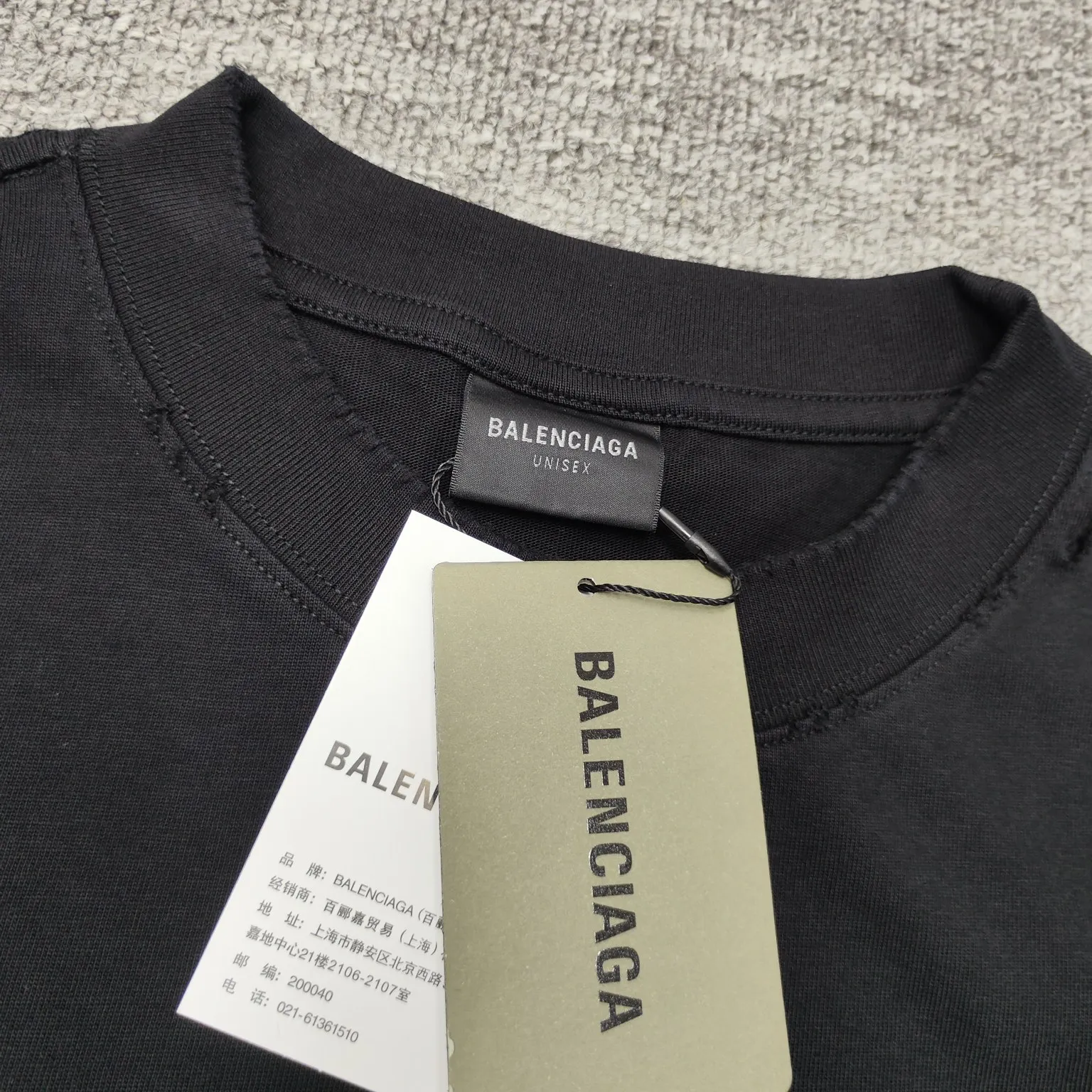 [New] Top version Balenciga/Balenciaga latest series Crown hot diamond destroy short-sleeved T-shirt No. 1 quality in this market Real ceiling quality All original development pay attention to detail pictures to avoid stolen pictures merchants mixed hair Correct 280g custom-woven and dyed double yarn fabric Soft and comfortable Here is an explanation why mine is a little more expensive than others: 1. It seems to be a simple printing or embroidery. In fact, it is not simple at all. 10000% imported machine restoration is not just a lip service. Welcome to compare with peers. 2. Each model is produced by the company, and the details of the workmanship and fabrics are consistent with the original ones. It is guaranteed that there will be no color difference from the counters. Reproduction is not scary. Whoever fakes it will be embarrassed. It’s not shameful to make a replica, it’s shameful if you can’t buy the correct version if you make a replica. 3. Note that the threaded collars are all original collars of certain countries and regions, with high wrapping. The width of the neckline and cabinets are accurate to the millimeter. Thick necklines are not easy to deform. The collars of high-end products are all restored cabinets. They are different from the big collars in the world. Ordinary garbage short-sleeves are printed with a print. The clavicle of the upper body is exposed. Please be patient. Customers who have bought genuine products or have seen genuine products will come back to place orders again. This is quality. This is quality. 4. Different styles of washed wheat main wheat, including imported wheat, have different colors and codes. Really restore the counter. As we all know, Balenciaga has different English or different colors on the collar labels of each quarter. This distinguishes the fast food products with the same common main wheat washed wheat. 5. Pay attention to the workmanship. The stitching at the neckline has no folds, smooth and natural without overlapping lines, and truly restores this. This is something that many people cannot do. 6. The fabric is made of 260g Paris-specific double yarn. No one can make better fabrics than my family. There's really no way to compare it with the ordinary version on the market. Respect it. It's genuine and costs thousands of dollars anyway. Don't go wrong with the quality of street stalls. 7. The workmanship is fully restored and the packaging is fully restored. The cost is huge. 8. I guarantee here that this is the highest quality you can find. Color: Black Size: XS-L P:290