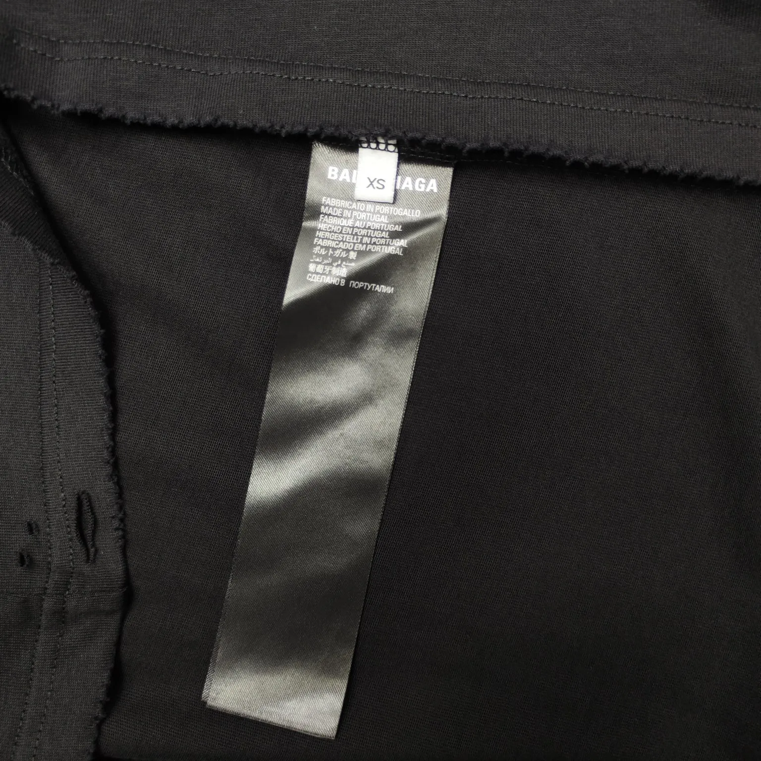[New] Top version Balenciga/Balenciaga latest series Crown hot diamond destroy short-sleeved T-shirt No. 1 quality in this market Real ceiling quality All original development pay attention to detail pictures to avoid stolen pictures merchants mixed hair Correct 280g custom-woven and dyed double yarn fabric Soft and comfortable Here is an explanation why mine is a little more expensive than others: 1. It seems to be a simple printing or embroidery. In fact, it is not simple at all. 10000% imported machine restoration is not just a lip service. Welcome to compare with peers. 2. Each model is produced by the company, and the details of the workmanship and fabrics are consistent with the original ones. It is guaranteed that there will be no color difference from the counters. Reproduction is not scary. Whoever fakes it will be embarrassed. It’s not shameful to make a replica, it’s shameful if you can’t buy the correct version if you make a replica. 3. Note that the threaded collars are all original collars of certain countries and regions, with high wrapping. The width of the neckline and cabinets are accurate to the millimeter. Thick necklines are not easy to deform. The collars of high-end products are all restored cabinets. They are different from the big collars in the world. Ordinary garbage short-sleeves are printed with a print. The clavicle of the upper body is exposed. Please be patient. Customers who have bought genuine products or have seen genuine products will come back to place orders again. This is quality. This is quality. 4. Different styles of washed wheat main wheat, including imported wheat, have different colors and codes. Really restore the counter. As we all know, Balenciaga has different English or different colors on the collar labels of each quarter. This distinguishes the fast food products with the same common main wheat washed wheat. 5. Pay attention to the workmanship. The stitching at the neckline has no folds, smooth and natural without overlapping lines, and truly restores this. This is something that many people cannot do. 6. The fabric is made of 260g Paris-specific double yarn. No one can make better fabrics than my family. There's really no way to compare it with the ordinary version on the market. Respect it. It's genuine and costs thousands of dollars anyway. Don't go wrong with the quality of street stalls. 7. The workmanship is fully restored and the packaging is fully restored. The cost is huge. 8. I guarantee here that this is the highest quality you can find. Color: Black Size: XS-L P:290