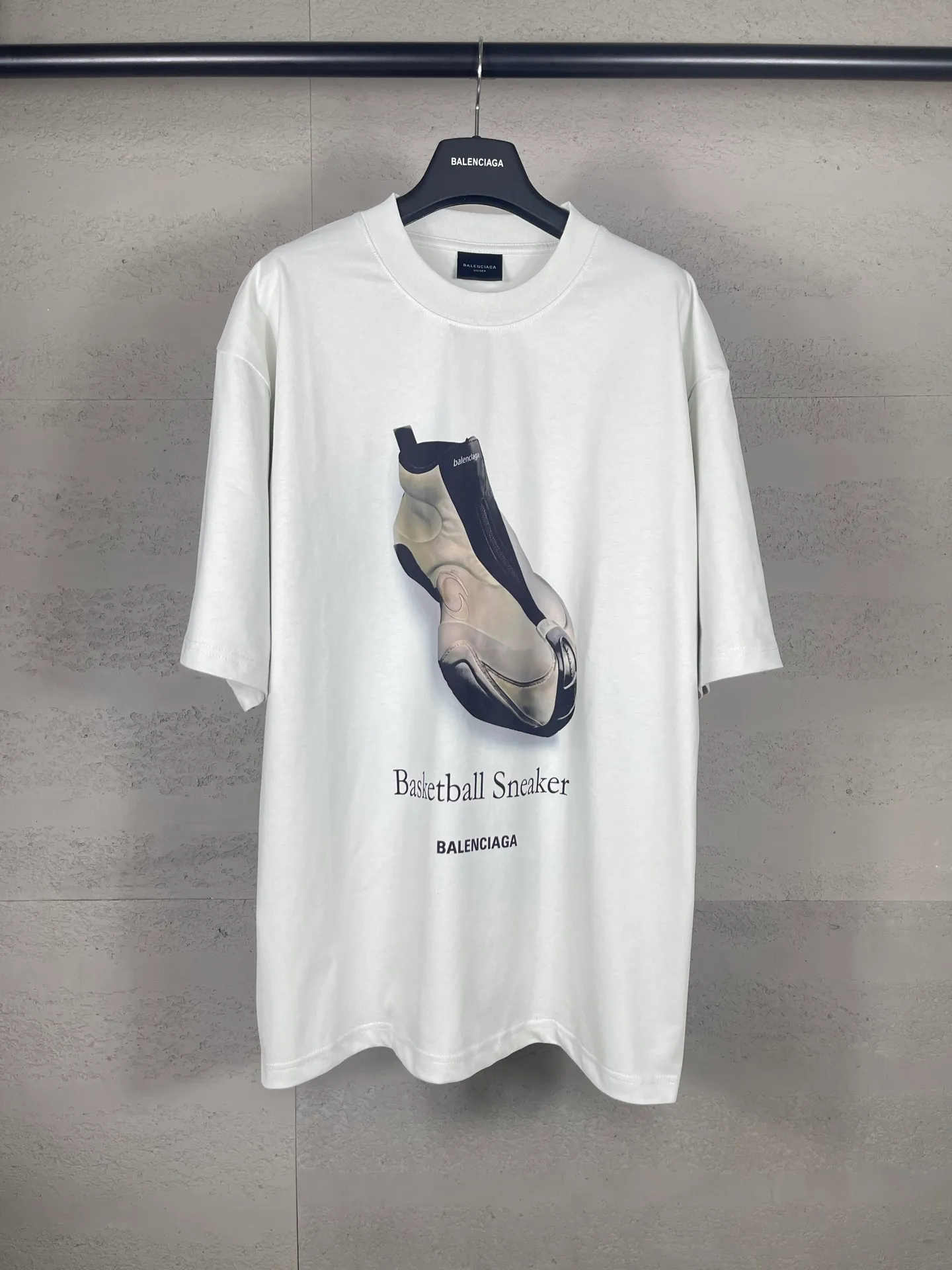 🅿️180 real photos [Top version. Official website quality] BALENCI*GA/Paris. SS25 latest model, direct-injection printed short-sleeved T-shirts on the front and back of the shoes. Brick cabinet synchronization. Developed genuine products in the first time, happy to print and compare! The fabric is made of Paris ZP custom-woven and dyed cotton double yarn. Weighing 260 grams, the cloth surface is clean. The cloth pattern is clear, soft and comfortable. The threads are dyed with no color difference. The printing uses direct-injection environmentally friendly imported materials. The letters are clear and the effect is three-dimensional. The version adopts OS loose shoulder design. Same style for men and women. Code: BL253660 Color: gray and white Size: XS S M L