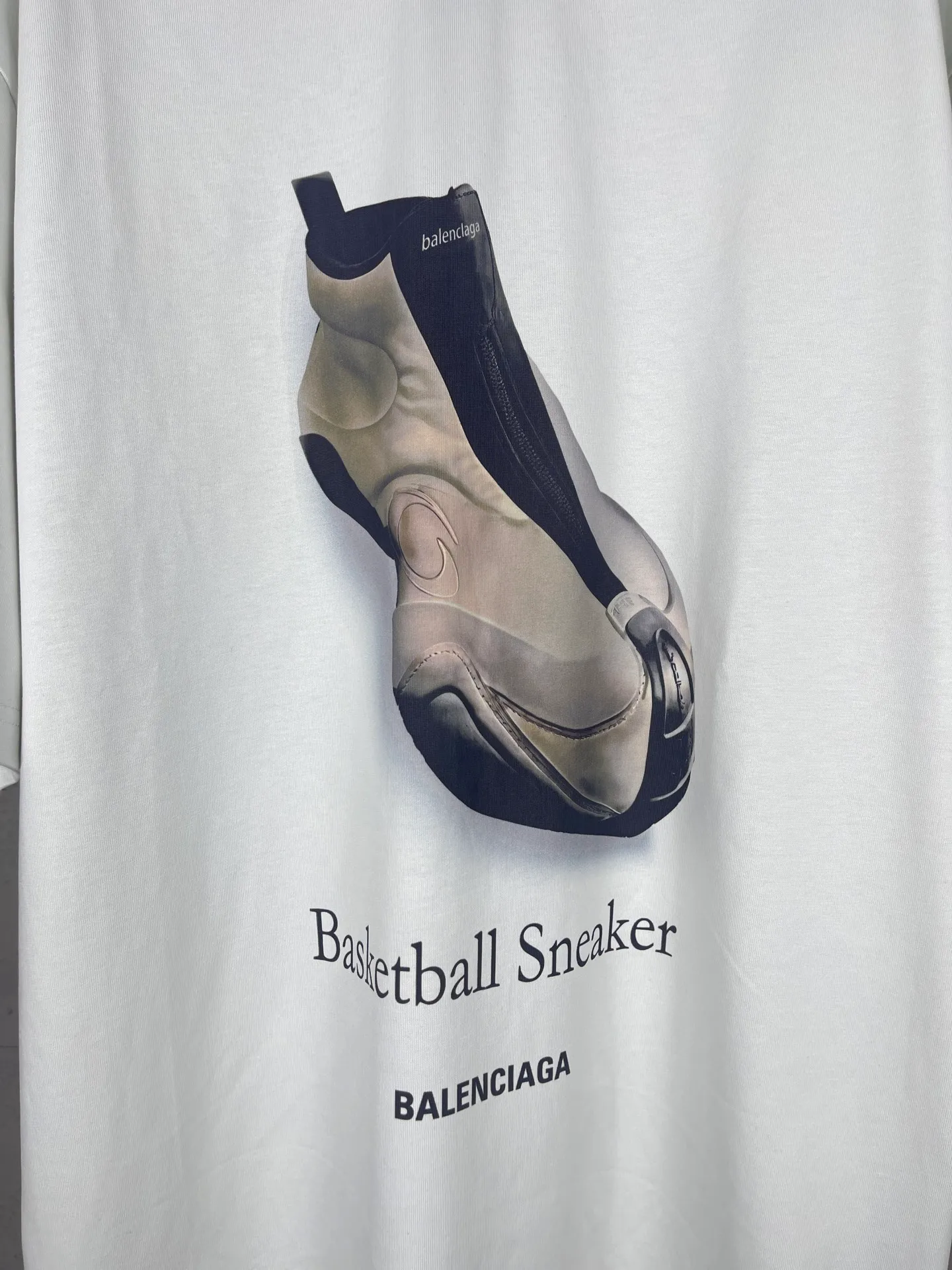 🅿️180 real photos [Top version. Official website quality] BALENCI*GA/Paris. SS25 latest model, direct-injection printed short-sleeved T-shirts on the front and back of the shoes. Brick cabinet synchronization. Developed genuine products in the first time, happy to print and compare! The fabric is made of Paris ZP custom-woven and dyed cotton double yarn. Weighing 260 grams, the cloth surface is clean. The cloth pattern is clear, soft and comfortable. The threads are dyed with no color difference. The printing uses direct-injection environmentally friendly imported materials. The letters are clear and the effect is three-dimensional. The version adopts OS loose shoulder design. Same style for men and women. Code: BL253660 Color: gray and white Size: XS S M L