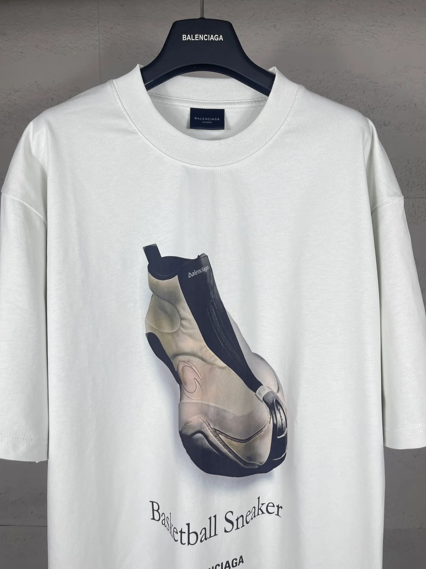 🅿️180 real photos [Top version. Official website quality] BALENCI*GA/Paris. SS25 latest model, direct-injection printed short-sleeved T-shirts on the front and back of the shoes. Brick cabinet synchronization. Developed genuine products in the first time, happy to print and compare! The fabric is made of Paris ZP custom-woven and dyed cotton double yarn. Weighing 260 grams, the cloth surface is clean. The cloth pattern is clear, soft and comfortable. The threads are dyed with no color difference. The printing uses direct-injection environmentally friendly imported materials. The letters are clear and the effect is three-dimensional. The version adopts OS loose shoulder design. Same style for men and women. Code: BL253660 Color: gray and white Size: XS S M L