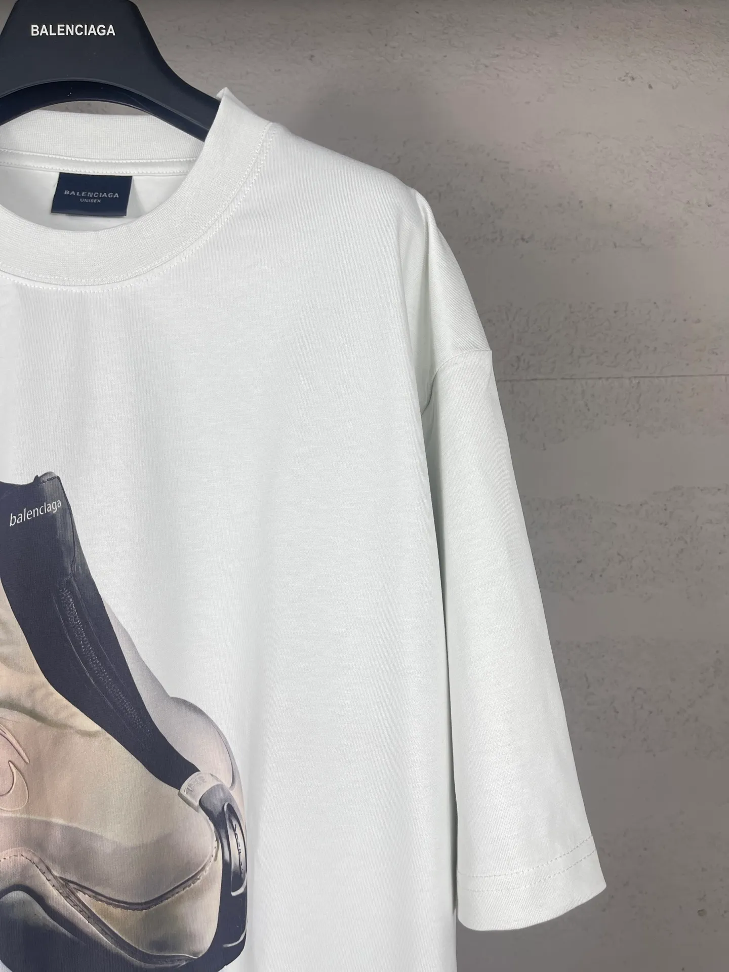 🅿️180 real photos [Top version. Official website quality] BALENCI*GA/Paris. SS25 latest model, direct-injection printed short-sleeved T-shirts on the front and back of the shoes. Brick cabinet synchronization. Developed genuine products in the first time, happy to print and compare! The fabric is made of Paris ZP custom-woven and dyed cotton double yarn. Weighing 260 grams, the cloth surface is clean. The cloth pattern is clear, soft and comfortable. The threads are dyed with no color difference. The printing uses direct-injection environmentally friendly imported materials. The letters are clear and the effect is three-dimensional. The version adopts OS loose shoulder design. Same style for men and women. Code: BL253660 Color: gray and white Size: XS S M L