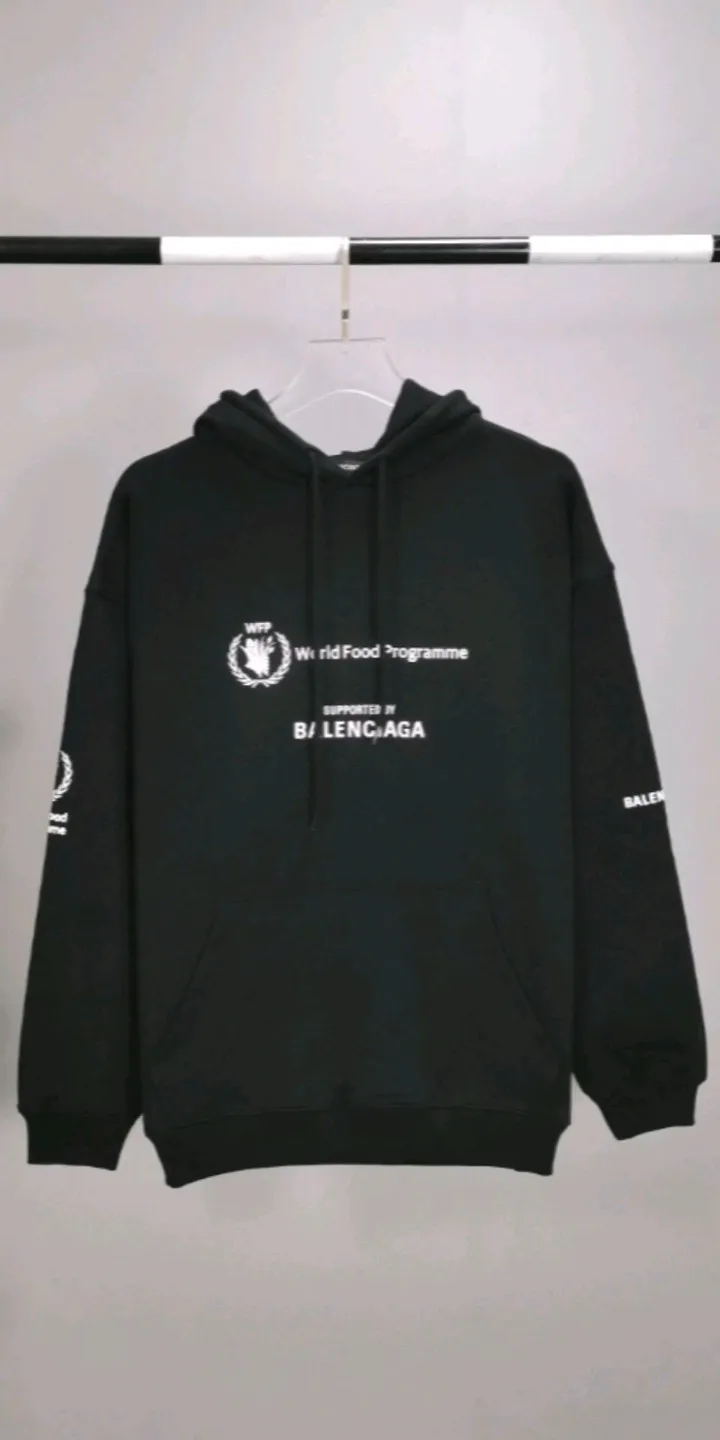 Actual video shot/top quality Balenciaga Balenciaga 22SS new WFP World Food Agency male and female couple celebrity autumn and winter pure cotton hooded sweatshirt. The fabric is made of 480 grams of pure cotton terry material. It does not pill and feels very good. It has been printed and dressed up dozens of times to achieve a 1:1 effect. All imported slurries are used. Proportional foaming powder is added to the slurry to foam at high temperatures. The printing convex effect is very good, and does not fall off or break. The front and rear panels are washable and environmentally friendly. The entire printing process takes a long time. The hem and cuffs are all customized threads. There is no error in dyeing in the same vat. The workmanship is perfect. The accessories are all customized. This year’s market hot trend has many Internet celebrities. The top is very trendy. The same style for men and women. OverSzie version. Color: Black White Size: XS-L P:450