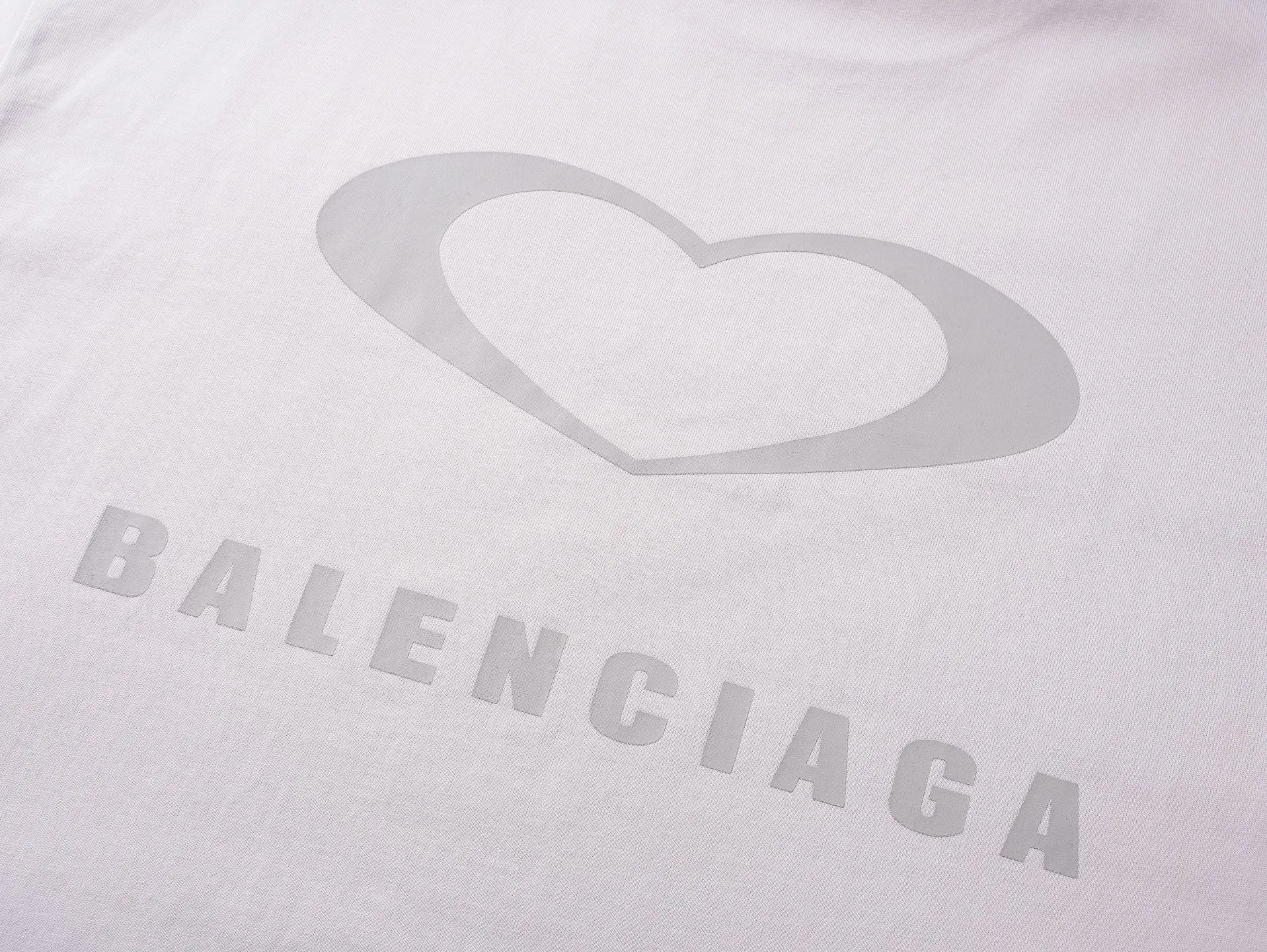 🅿️186 photos [Top version. Official website quality] BALENCI*GA/Paris. SS25 latest model, Paris Chinese Valentine's Day limited edition, short-sleeved T-shirt with love LOGO embroidery on the front and love LOGO printing on the back. Brick cabinet synchronization. Genuine product developed at the first time, welcome to compare! The fabric is made of Paris ZP custom-woven and dyed cotton double yarn. Weighing 260 grams, the cloth surface is clean. The cloth pattern is clear, soft and comfortable. The threads are dyed with no color difference. The embroidery is done using imported Tajima embroidery machines. The printing uses environmentally friendly imported rubber paddles. The letters are clear and the effect is three-dimensional. The version adopts OS loose shoulder design. Same style for men and women. Code: BL253721 Color: black, red, pink, off-white Size: XS S M L