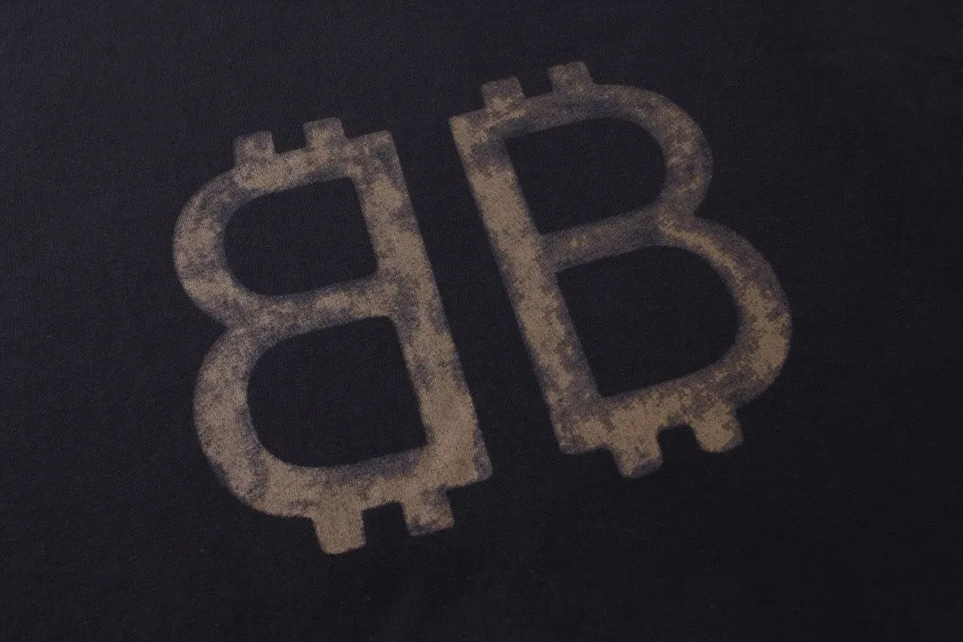 🅿️220 detailed pictures [Top version. Official website quality] BALENCI*GA/Paris. 2023 latest mud hand-painted worn distressed long-sleeved T-shirt. Brick cabinet synchronization. ⚠️Difference between market currency, genuine development, worn. Hand-painted consistent with ZP,‼ ️The fabric is made of Paris ZP custom-woven and dyed 100% double yarn compact cotton. The weight is 260 grams. The cloth surface is clean. The cloth pattern is clear, soft and comfortable. The threads are dyed with no color difference. Ready-made garments are hand-painted, worn, and distressed, with heavy craftsmanship. Comparisons welcome. The version adopts OS loose shoulder design. Same style for men and women. Code: BL225006 Color: black blue, off-white Size: XS S M L