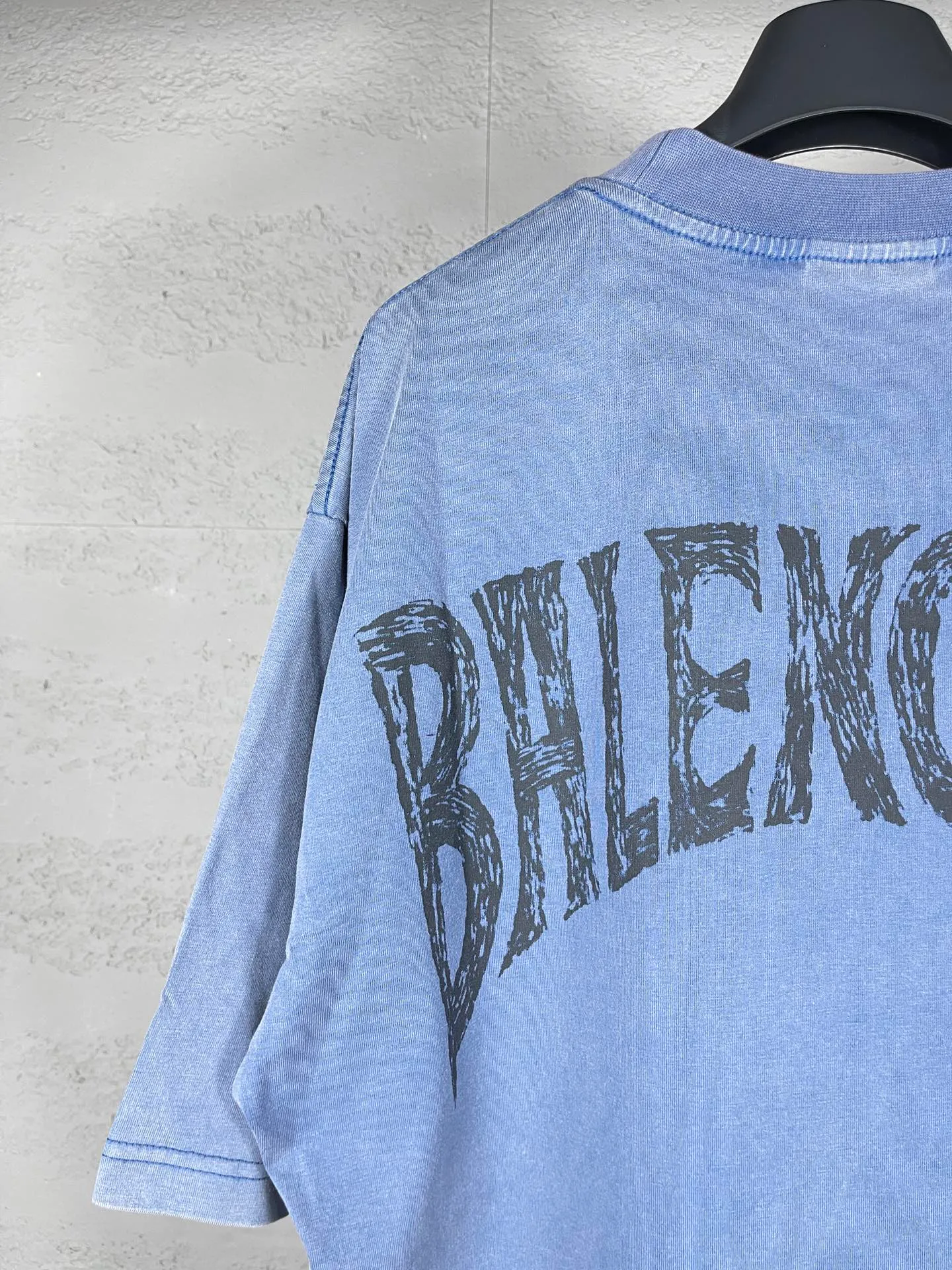🅿️180 real photos [Top version. Official website quality] BALENCI*GA/Paris. 24SS new sweatshirt, washed and distressed short-sleeved T-shirt with big letters LOGO graffiti on the back. Genuine product is developed at the first time, and the brick cabinet is synchronized. The fabric is made of Paris ZP custom-woven and dyed cotton sweatshirt. The weight is 260 grams, the cloth surface is clean, the cloth pattern is clear, soft and comfortable. The threads are dyed with no color difference. The classic pattern printing uses imported machine direct printing. The effect is three-dimensional and restores the brick cabinet. Different market currencies, welcome to compare. The version adopts OS loose shoulder design. Same style for men and women. Code: BL23300 Color: Mist Blue Size: XS to L