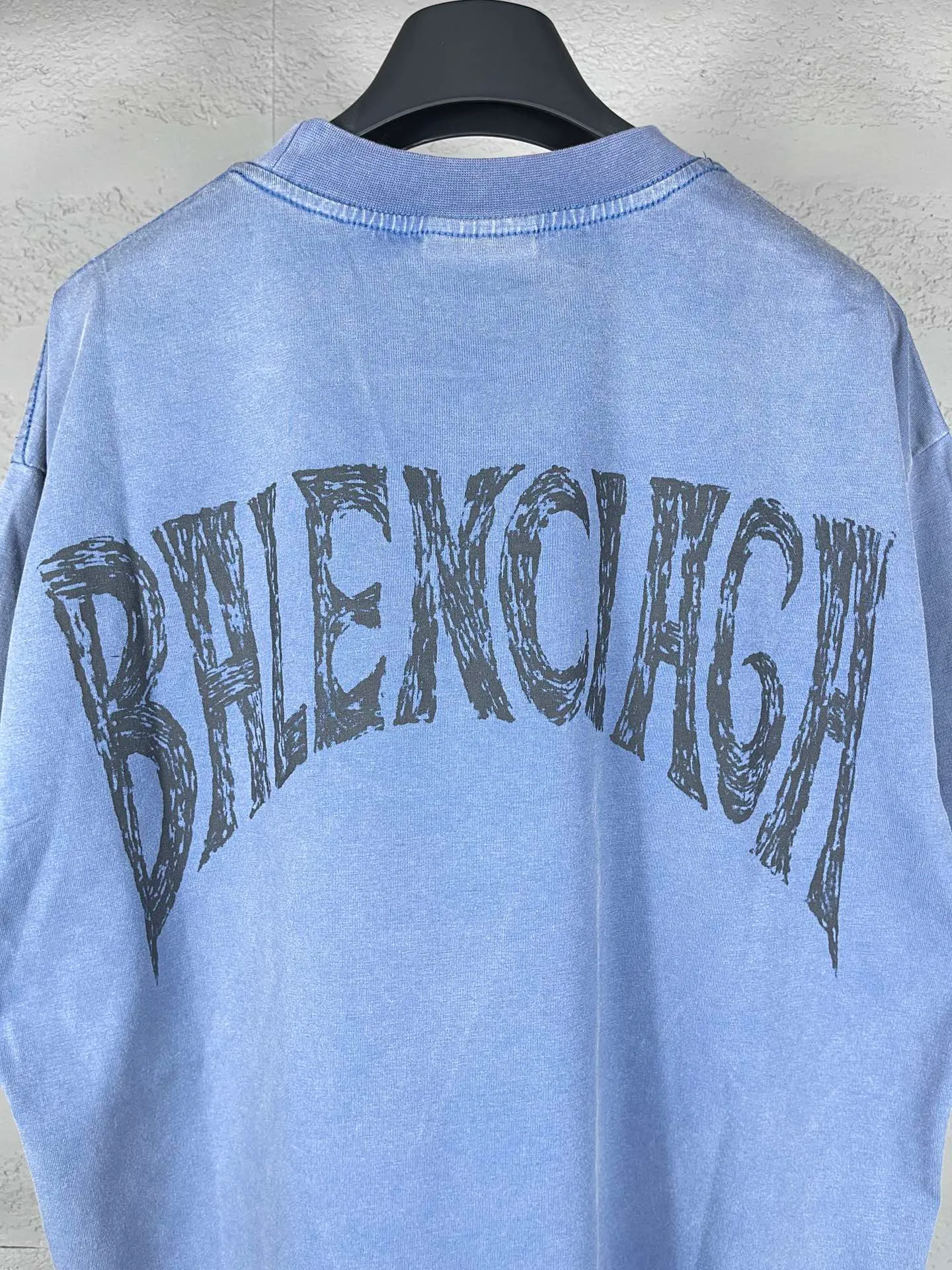 🅿️180 real photos [Top version. Official website quality] BALENCI*GA/Paris. 24SS new sweatshirt, washed and distressed short-sleeved T-shirt with big letters LOGO graffiti on the back. Genuine product is developed at the first time, and the brick cabinet is synchronized. The fabric is made of Paris ZP custom-woven and dyed cotton sweatshirt. The weight is 260 grams, the cloth surface is clean, the cloth pattern is clear, soft and comfortable. The threads are dyed with no color difference. The classic pattern printing uses imported machine direct printing. The effect is three-dimensional and restores the brick cabinet. Different market currencies, welcome to compare. The version adopts OS loose shoulder design. Same style for men and women. Code: BL23300 Color: Mist Blue Size: XS to L