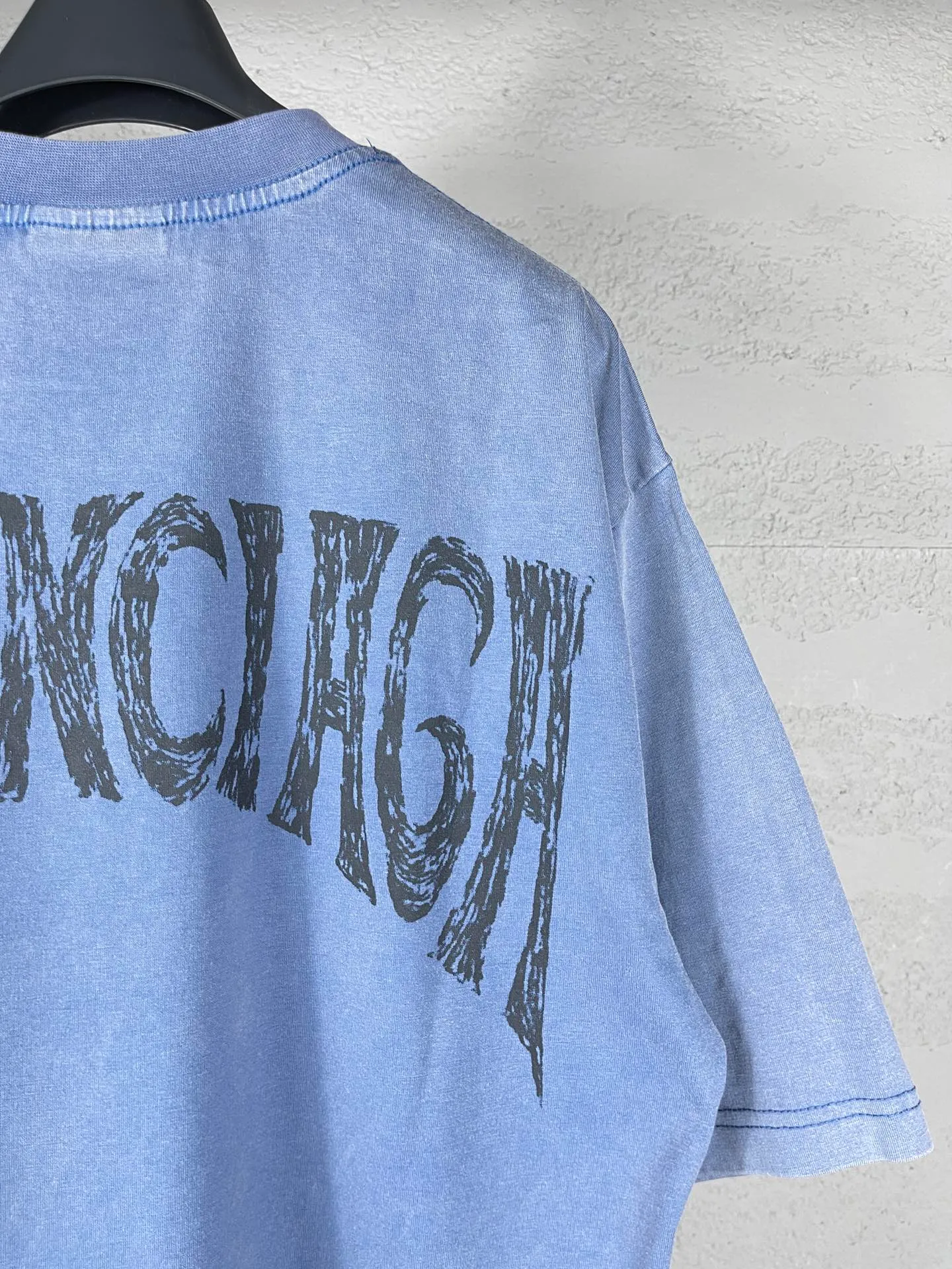 🅿️180 real photos [Top version. Official website quality] BALENCI*GA/Paris. 24SS new sweatshirt, washed and distressed short-sleeved T-shirt with big letters LOGO graffiti on the back. Genuine product is developed at the first time, and the brick cabinet is synchronized. The fabric is made of Paris ZP custom-woven and dyed cotton sweatshirt. The weight is 260 grams, the cloth surface is clean, the cloth pattern is clear, soft and comfortable. The threads are dyed with no color difference. The classic pattern printing uses imported machine direct printing. The effect is three-dimensional and restores the brick cabinet. Different market currencies, welcome to compare. The version adopts OS loose shoulder design. Same style for men and women. Code: BL23300 Color: Mist Blue Size: XS to L