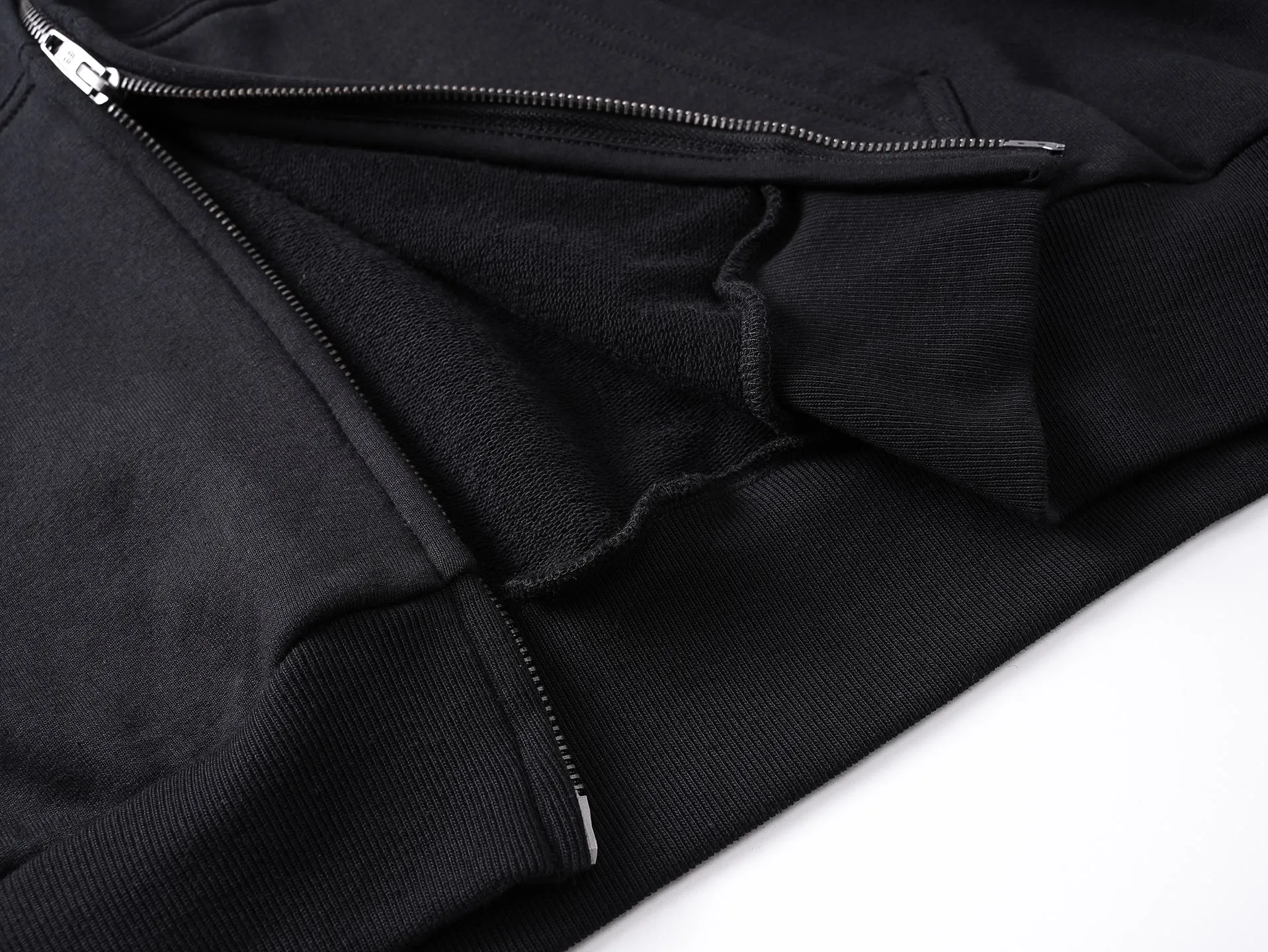 🅿️490 BALENCI*GA Paris shoulder embroidery splicing zipper style hooded zipper sweatshirt. The front embroidery is embroidered with an imported Tajima embroidery machine. The shoulder sleeves are spliced zipper technology. Overweight craftsmanship. Customized matching hardware. Clear letters. Three-dimensional effect. Exclusively pattern-woven and dyed 460g fabric. Threads are dyed in the same cylinder with zero color difference. Brick cabinet synchronization. Welcome to compare. Same style for men and women -Color: black -SIZE: Xs S M L style number 8992#