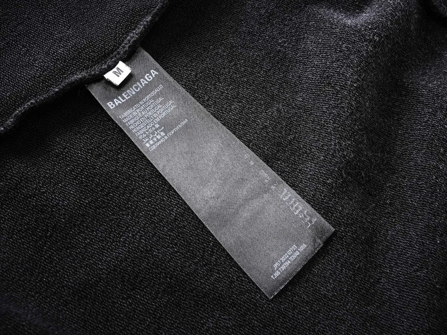 🅿️490 BALENCI*GA Paris shoulder embroidery splicing zipper style hooded zipper sweatshirt. The front embroidery is embroidered with an imported Tajima embroidery machine. The shoulder sleeves are spliced zipper technology. Overweight craftsmanship. Customized matching hardware. Clear letters. Three-dimensional effect. Exclusively pattern-woven and dyed 460g fabric. Threads are dyed in the same cylinder with zero color difference. Brick cabinet synchronization. Welcome to compare. Same style for men and women -Color: black -SIZE: Xs S M L style number 8992#